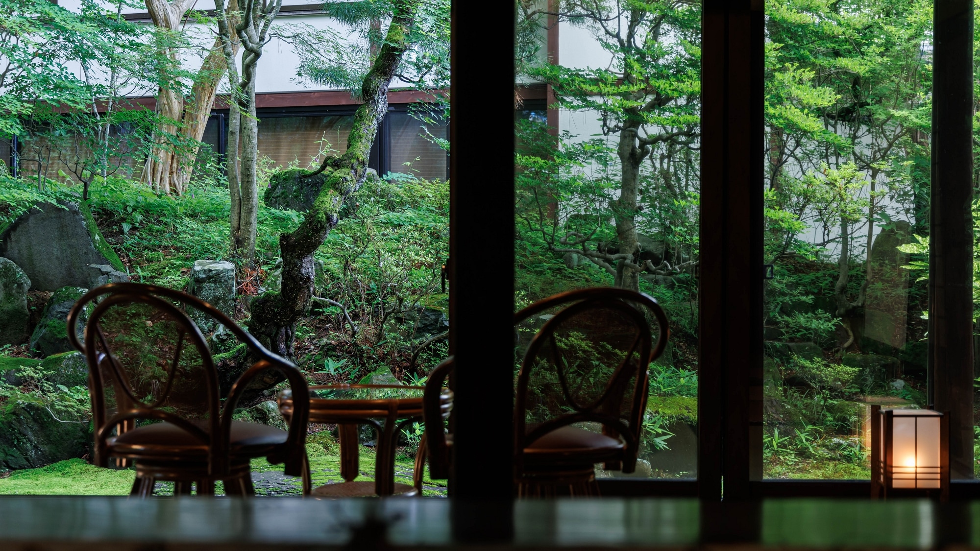 ■เลานจ์ "Upper Salon" - วิวสวน Rinsen ที่สร้างขึ้นในสมัย Momoyama