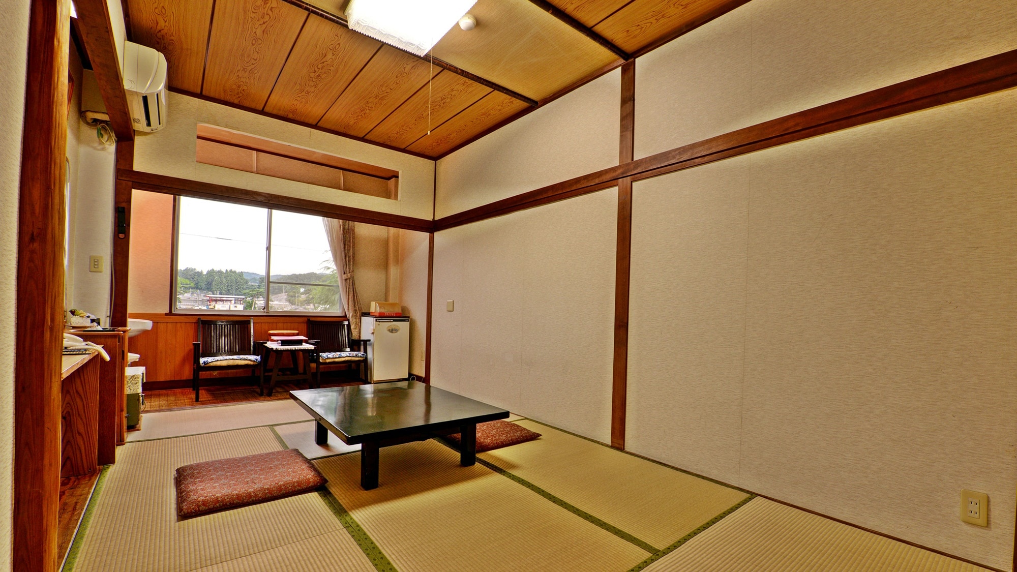 *[8 tatami mat Japanese-style room] This is an 8 tatami mat Japanese-style room with a view of the Kuji River.