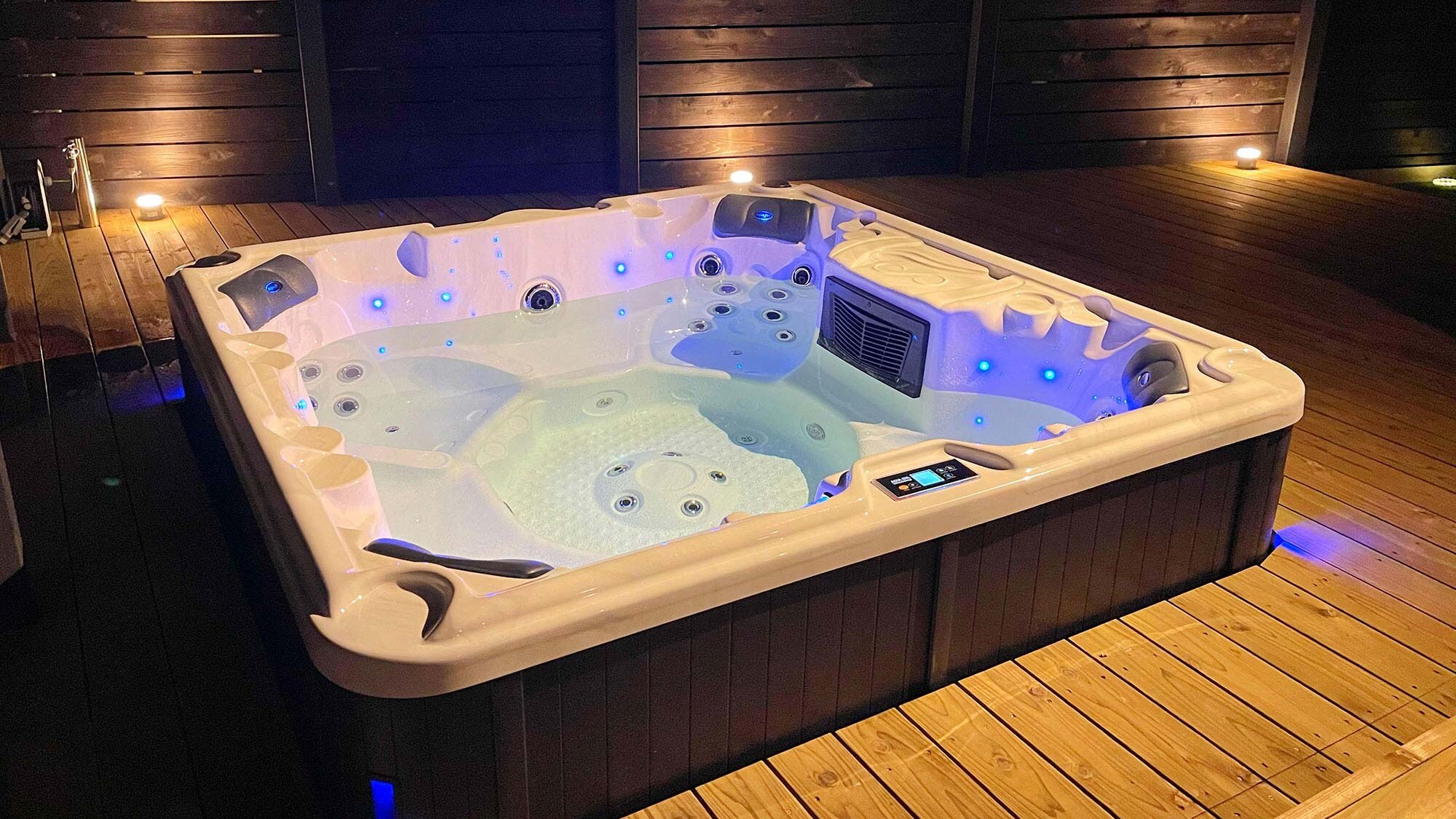 ・[Terrace/Jacuzzi] Enjoy the extraordinary space in your private villa, with lighting.