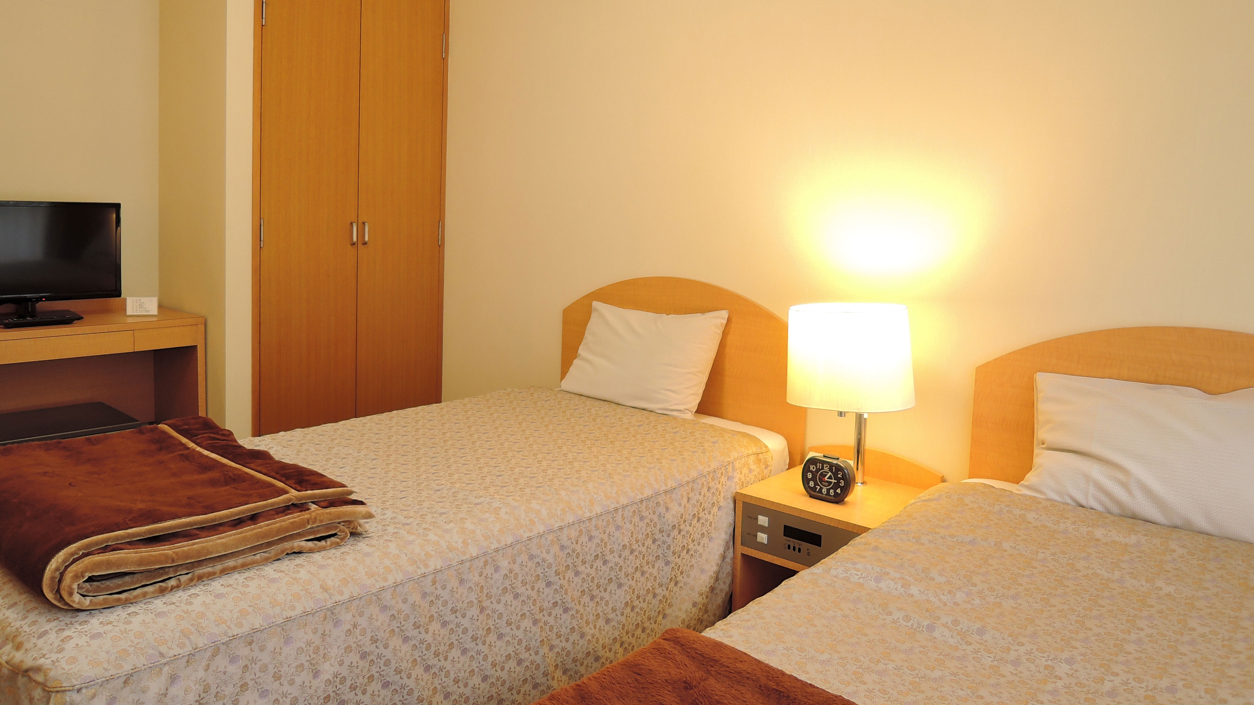 * Contoh kamar bergaya Barat / Meja tersedia di setiap kamar. Ini juga direkomendasikan untuk penggunaan bisnis.