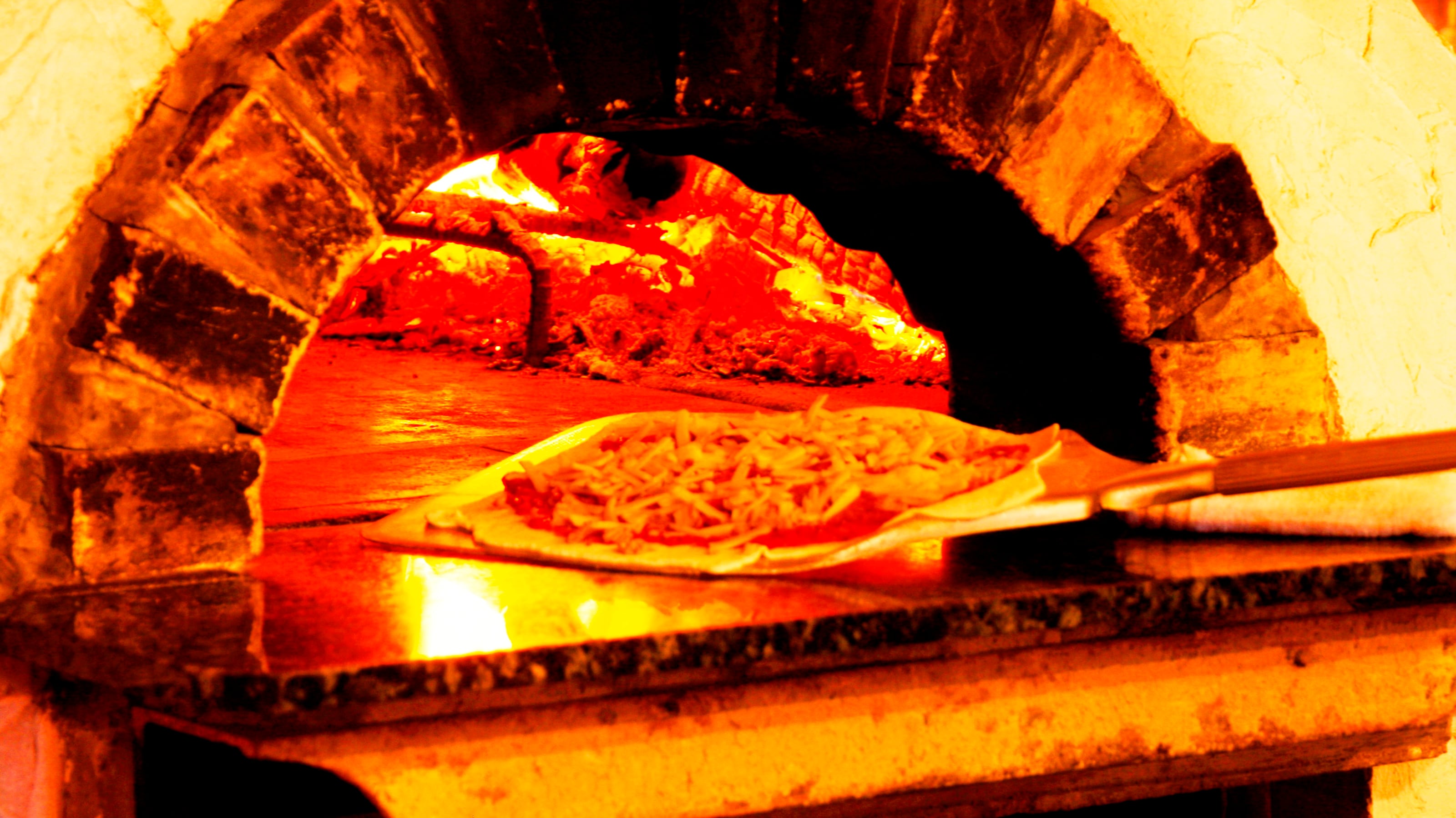 [Dinner example] Homemade pizza baked in a wood oven is delicious!