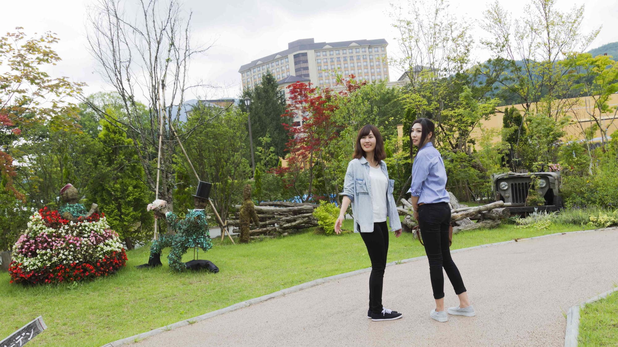 If you are staying at the hotel, please take a walk in the "Flower & Garden" next to the hotel.