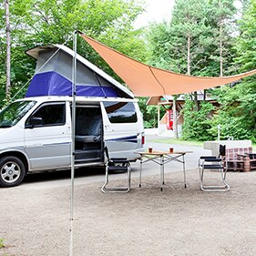 *[Example of an auto camping site] There are 50 sites in total that make the most of nature in the forest.