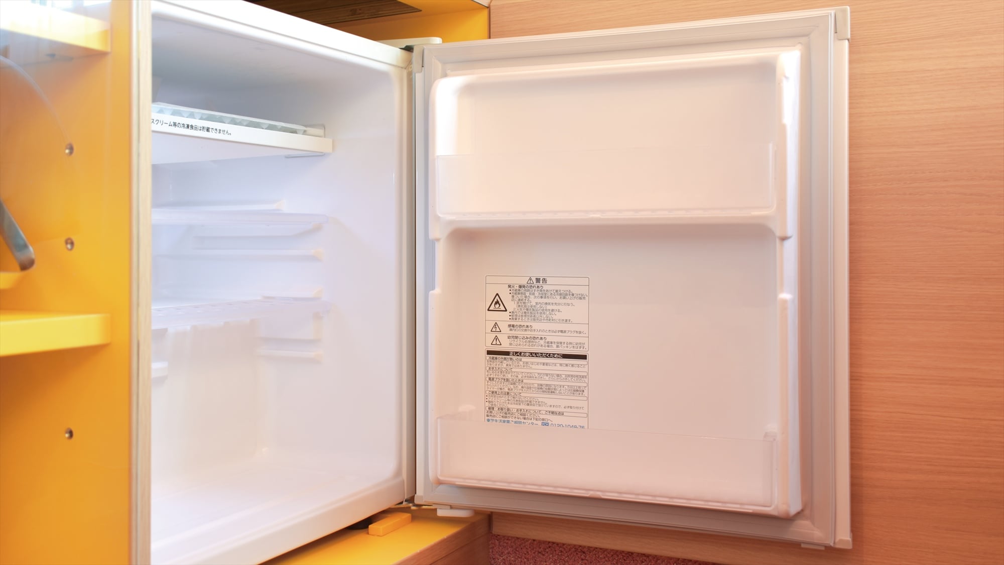 [Room Amenities] Refrigerator *Image shown is for illustrative purposes only.