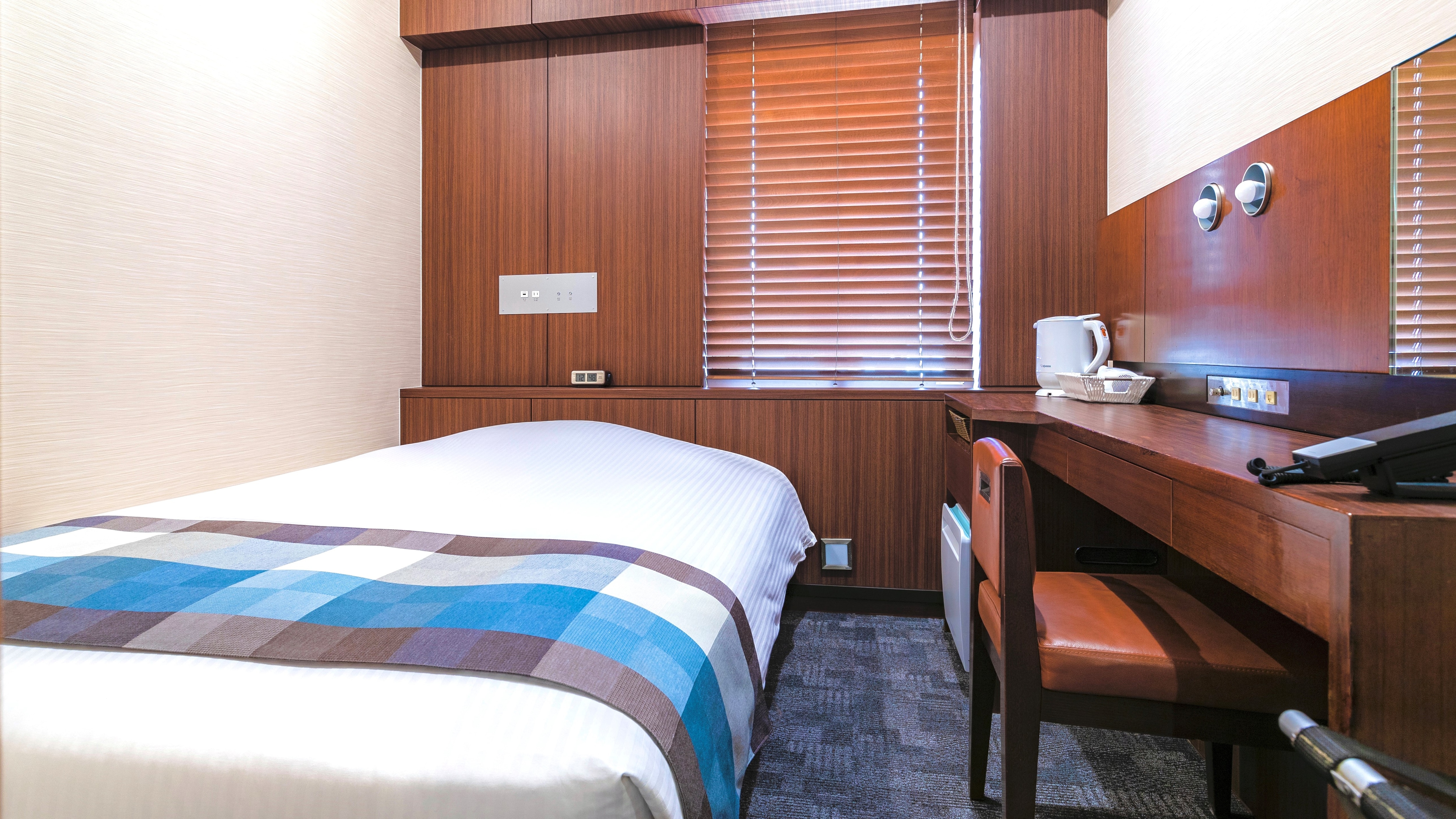 Compact double room [blue (with orange) / non-smoking / 13㎡] = 8F * Bed width: 140cm