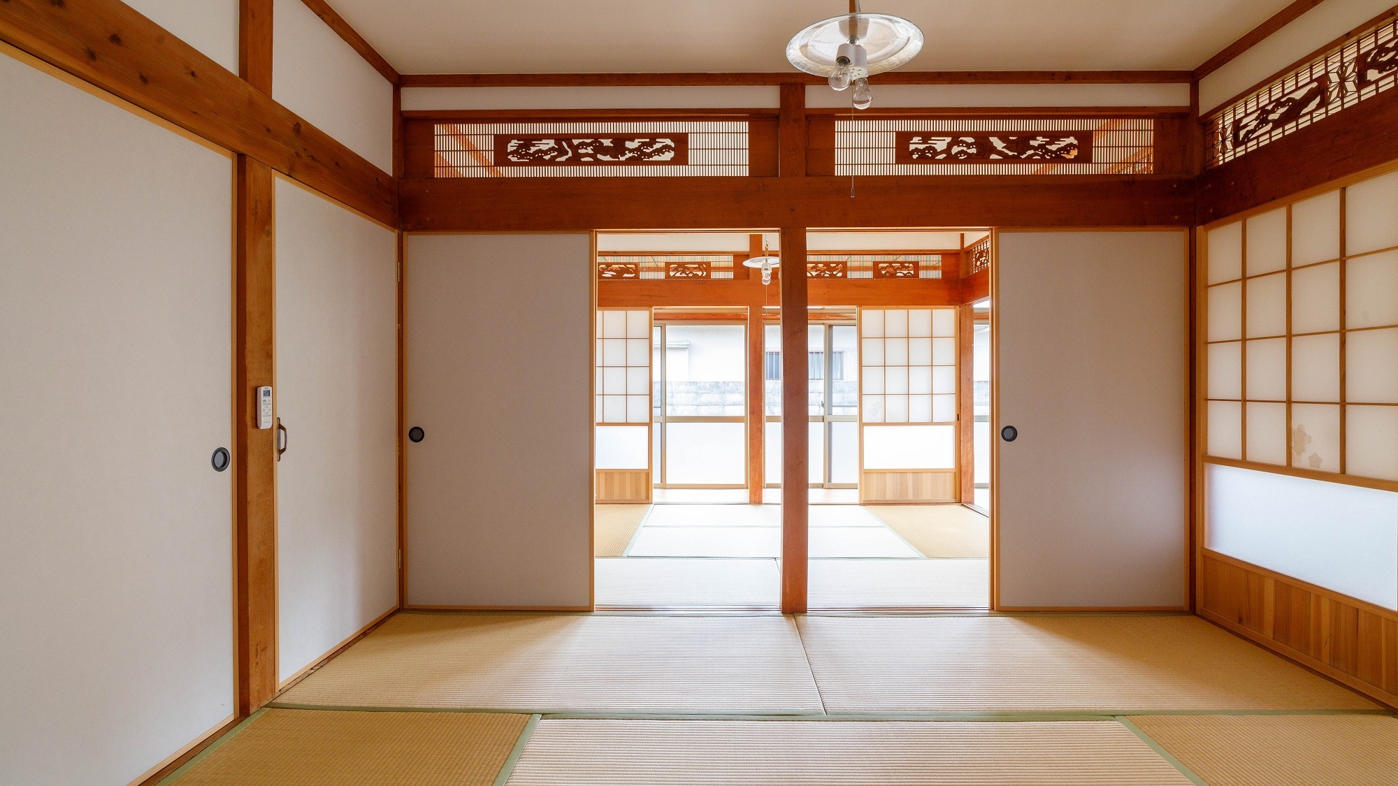 "ที่พักมองเห็นขอบฟ้าและพระอาทิตย์ขึ้นยามเช้า" จุดนอน - แสงสว่างจากภายนอกส่องเข้ามาอย่างอ่อนโยน