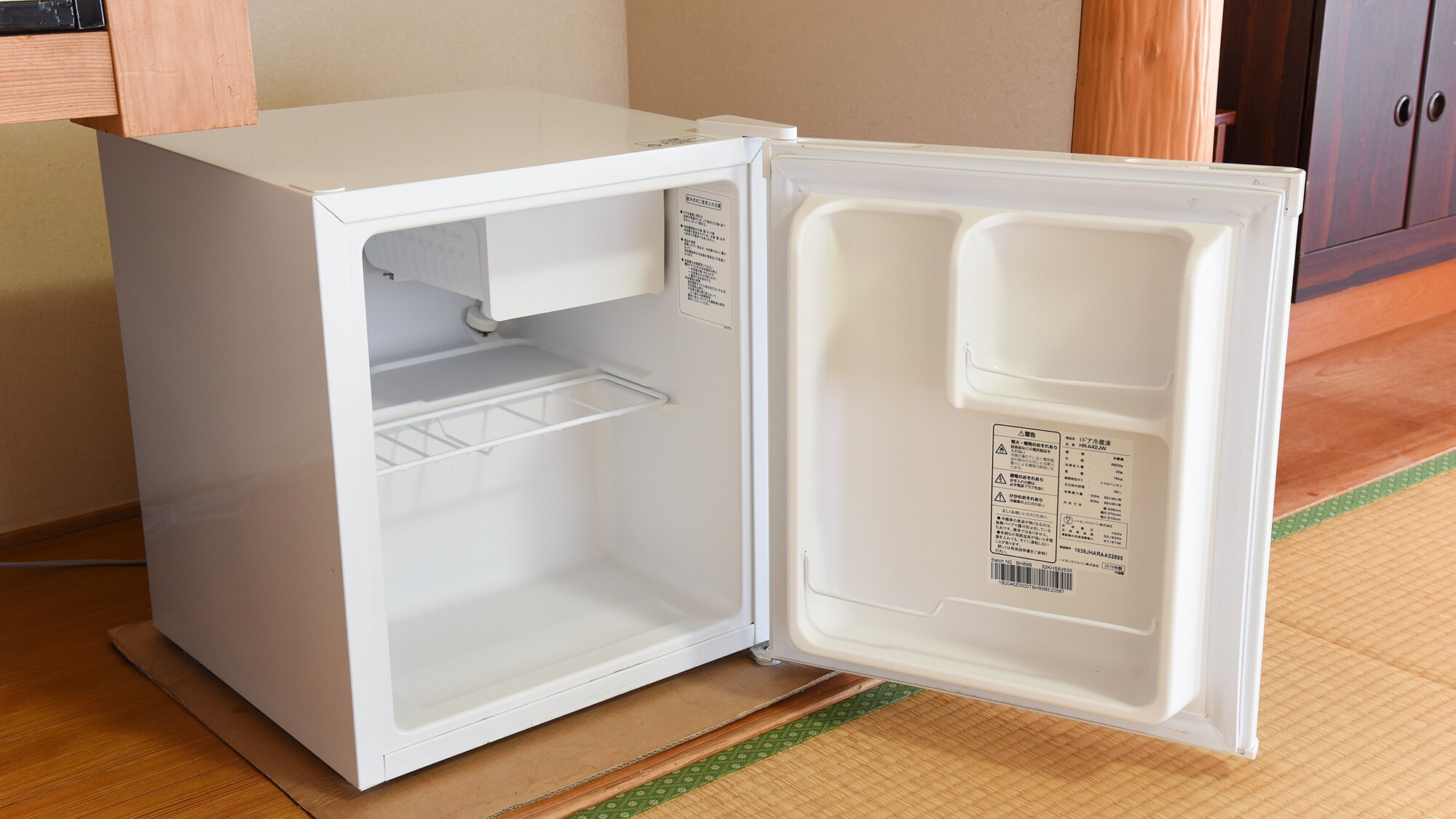 * [Random Japanese-style room] There is a refrigerator