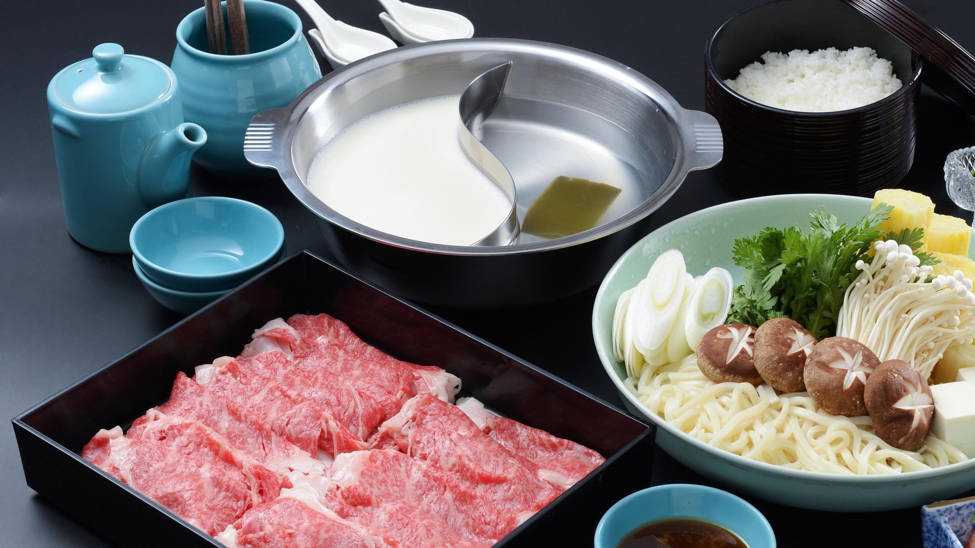 ■เมนูอาหารมื้อค่ำ■《สุกี้ยากี้สองสี》ชาบูชาบูเนื้อในประเทศ