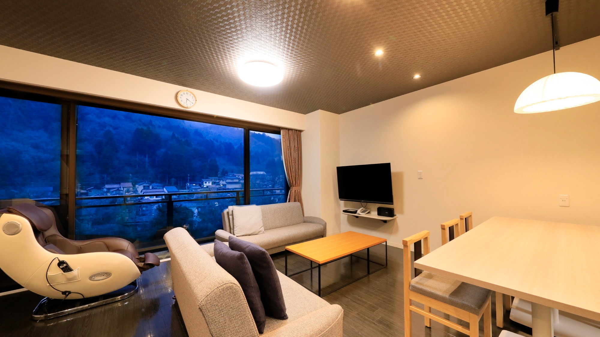 [Example of a Deluxe Room] The atmosphere is calm at night.