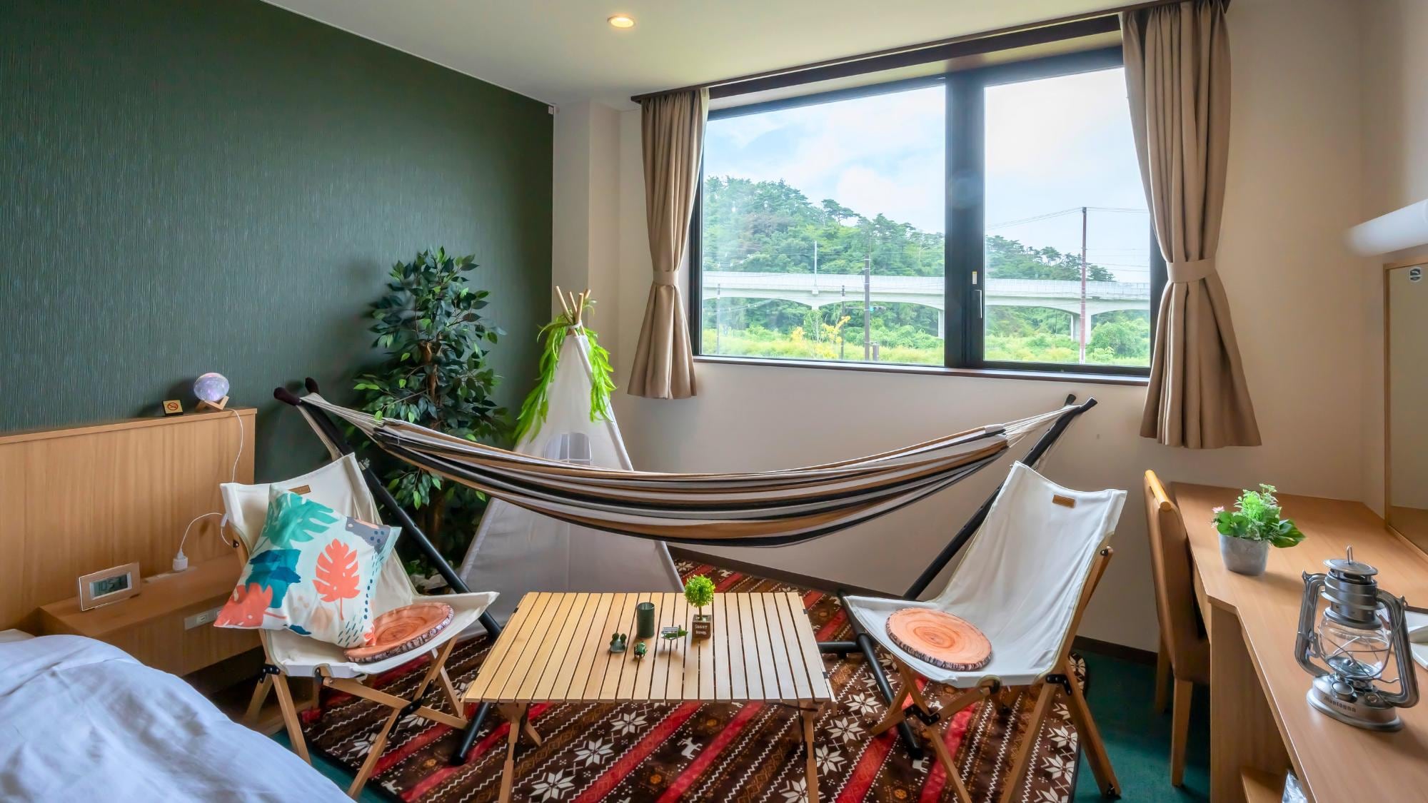 "Outdoor-style room" with hammocks and deck chairs, where you can enjoy the open, outdoor atmosphere.