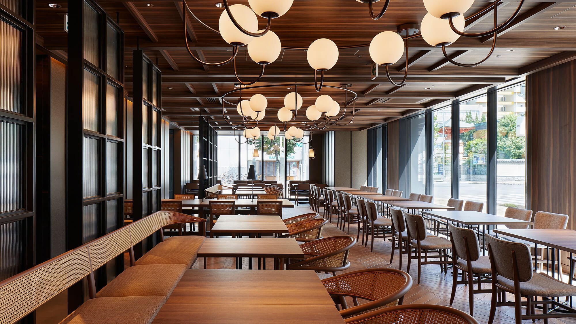 [Minori de Bar]<1F>早上的早餐会场，晚上有大人氛围的餐厅酒吧