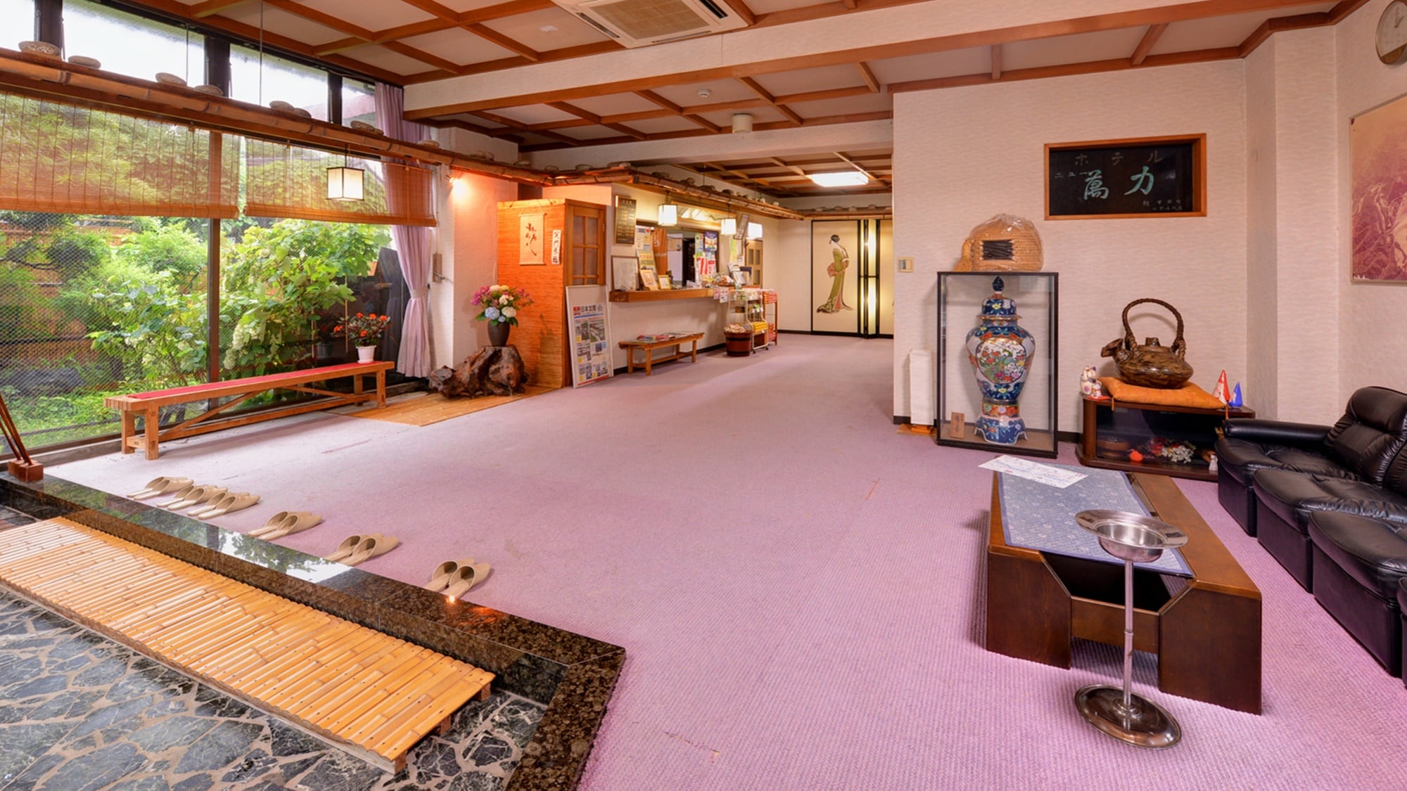 *Lobby/Our hotel is located in Takase Onsen town in Niigata. The simple and warm setting will put your mind at ease.