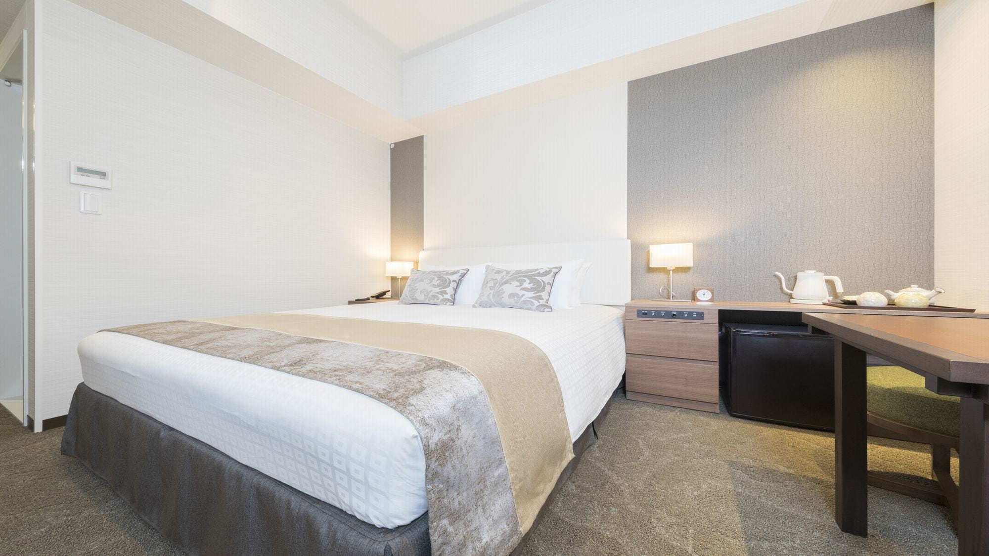 [Double room] The bed width is 164 cm, so even two people can stay comfortably.
