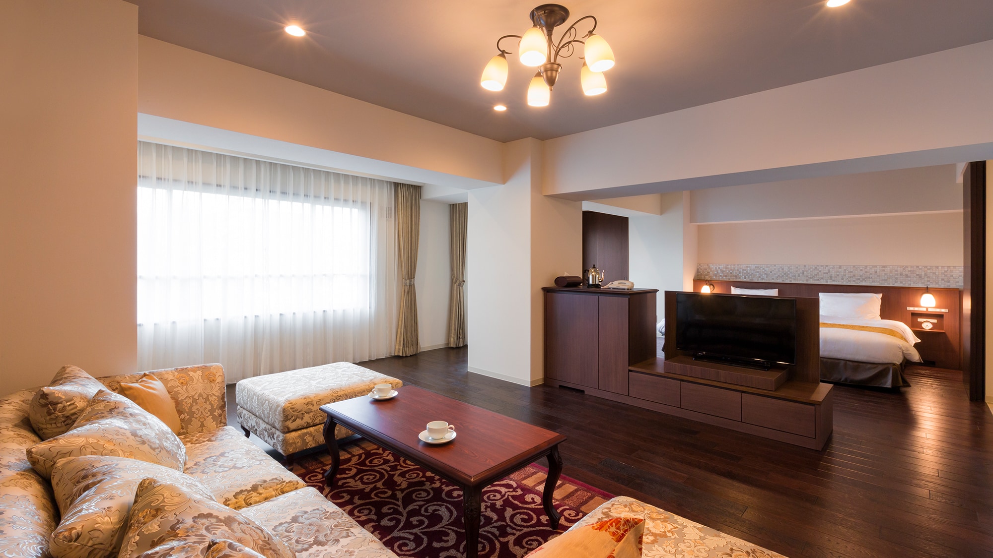 [Example of a standard twin room] <Taisho Roman> A spacious 63 square meter room with a large sofa.