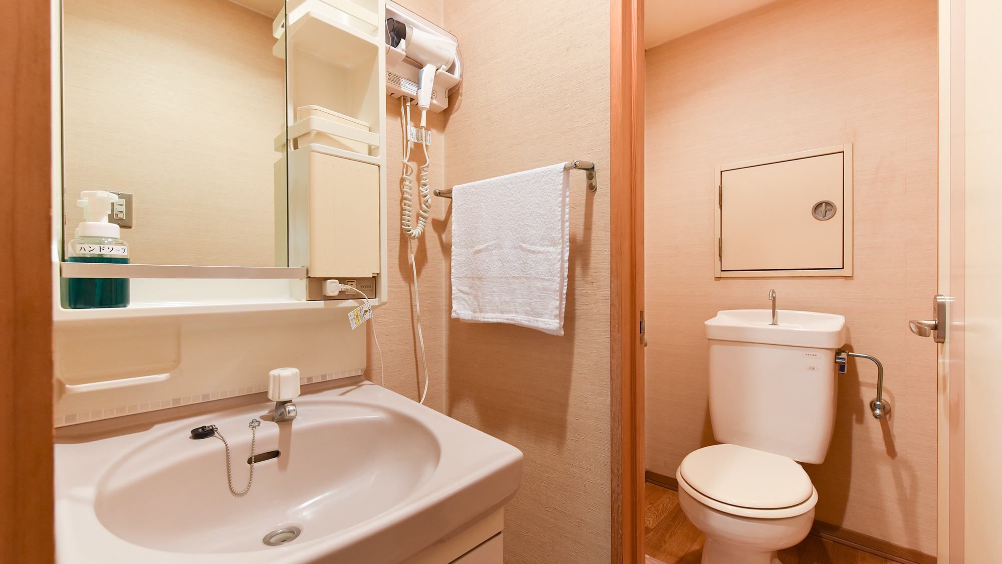*[Japanese-style guesthouse] Sink and toilet. Some Japanese-style rooms do not have a bath, so please use the large communal bath.