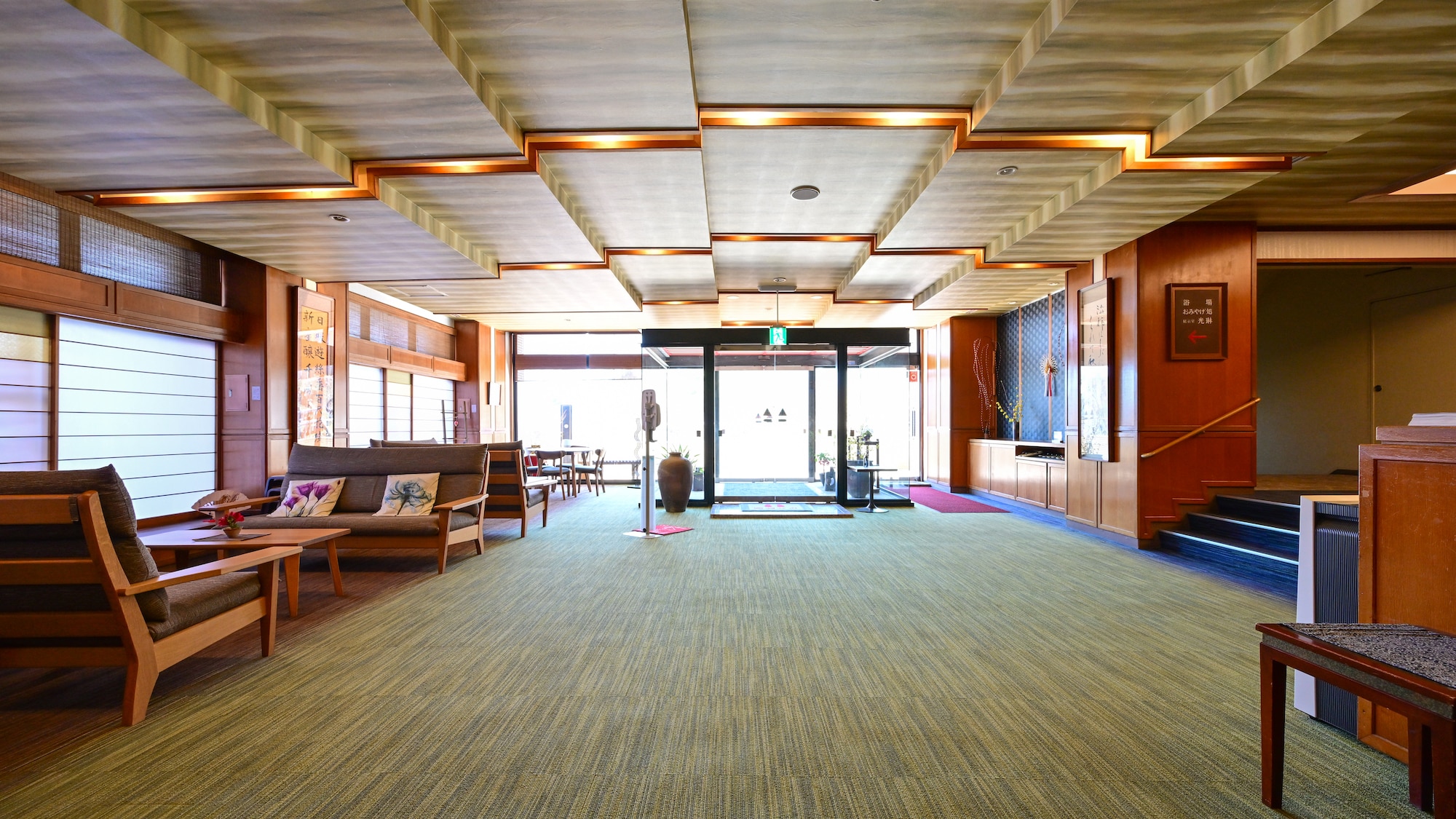 A lobby that welcomes you with peace of mind. We look forward to welcoming you with warmth and hospitality.