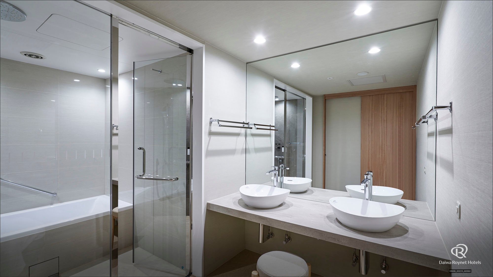 Junior Suite Fourth (Washroom, Room 6)