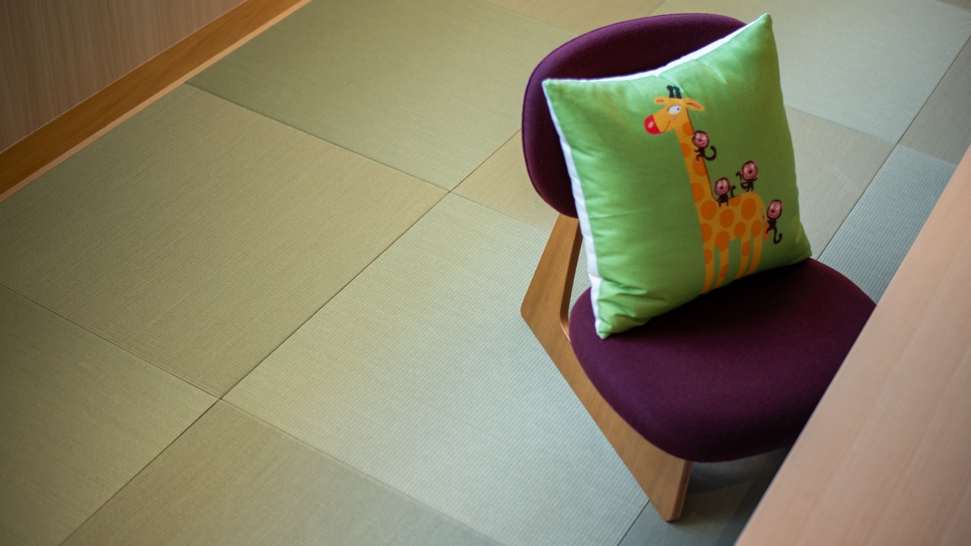 The tatami-floored space where you can take off your shoes and relax is perfect for families with small children.