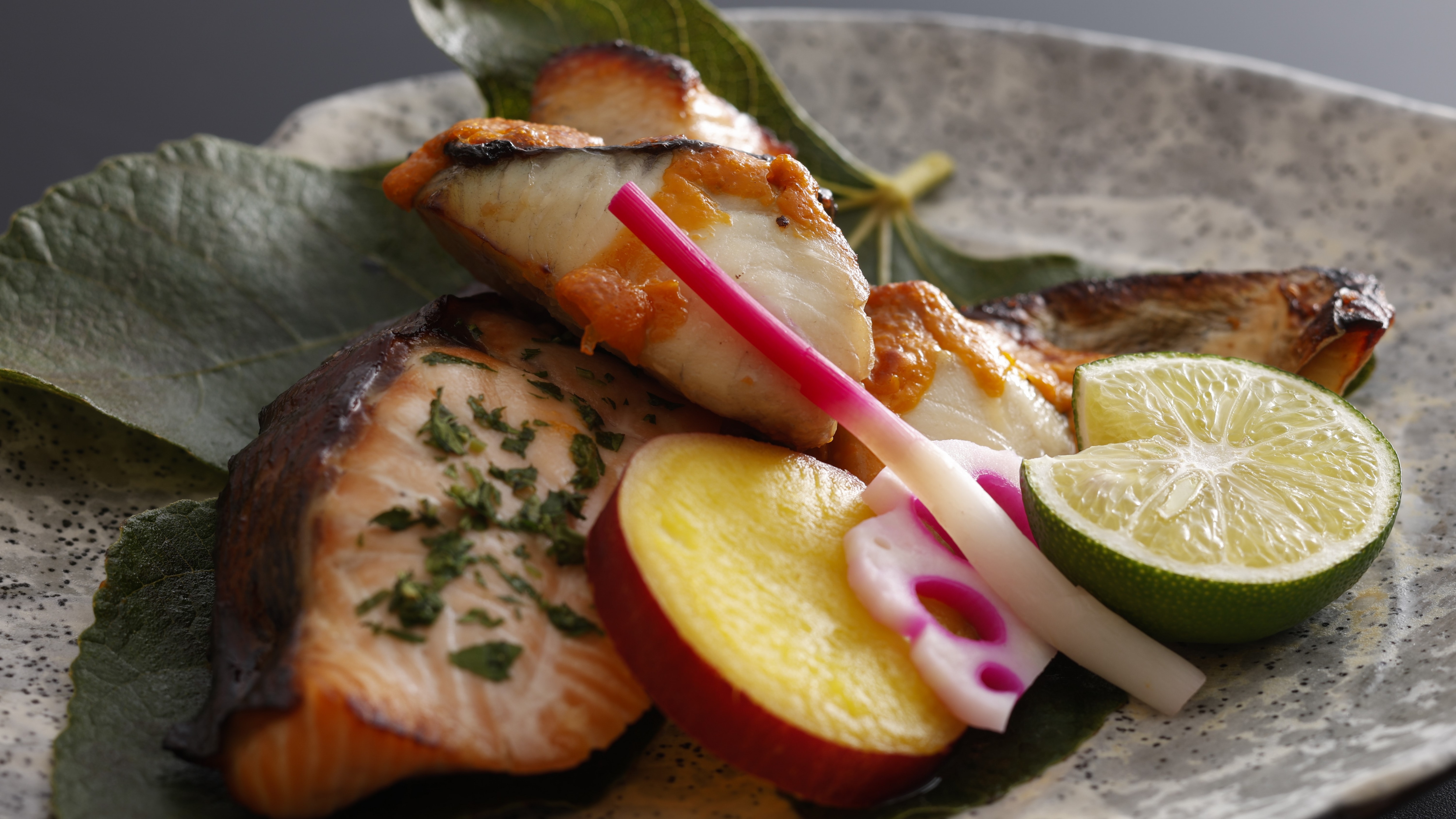 [Betsuyu Spring Cuisine] Bamboo shoots and cherry salmon grilled in two colors (one example)