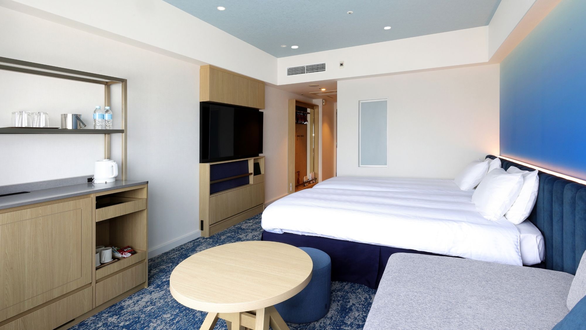 Desain interior berwarna biru tua untuk "Kamar Mandi"