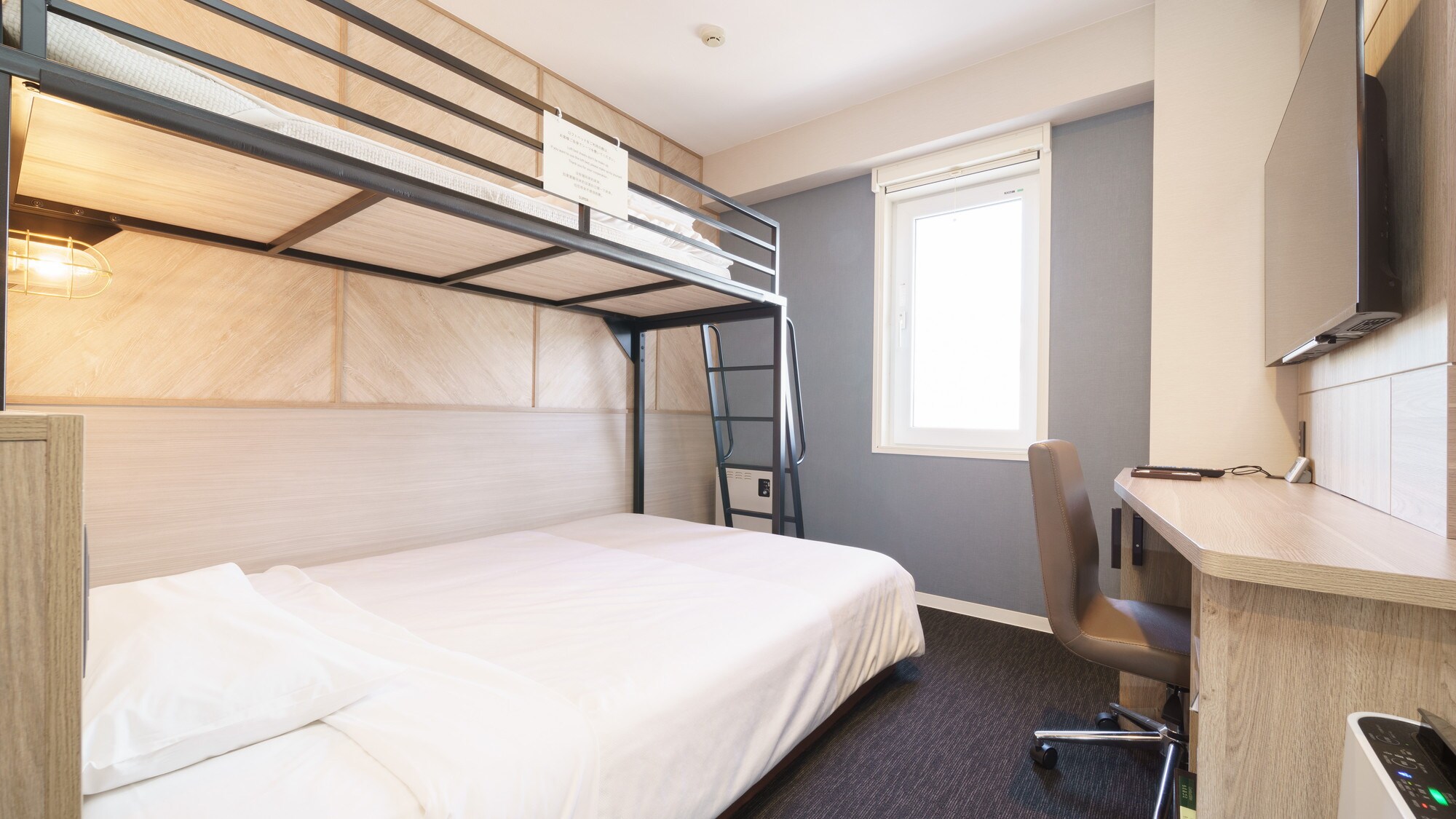 Tempat tidur ganda dan tempat tidur loteng