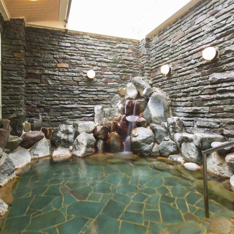 [Rock bath] The sound of the hot spring water flowing through the rocks is soothing.