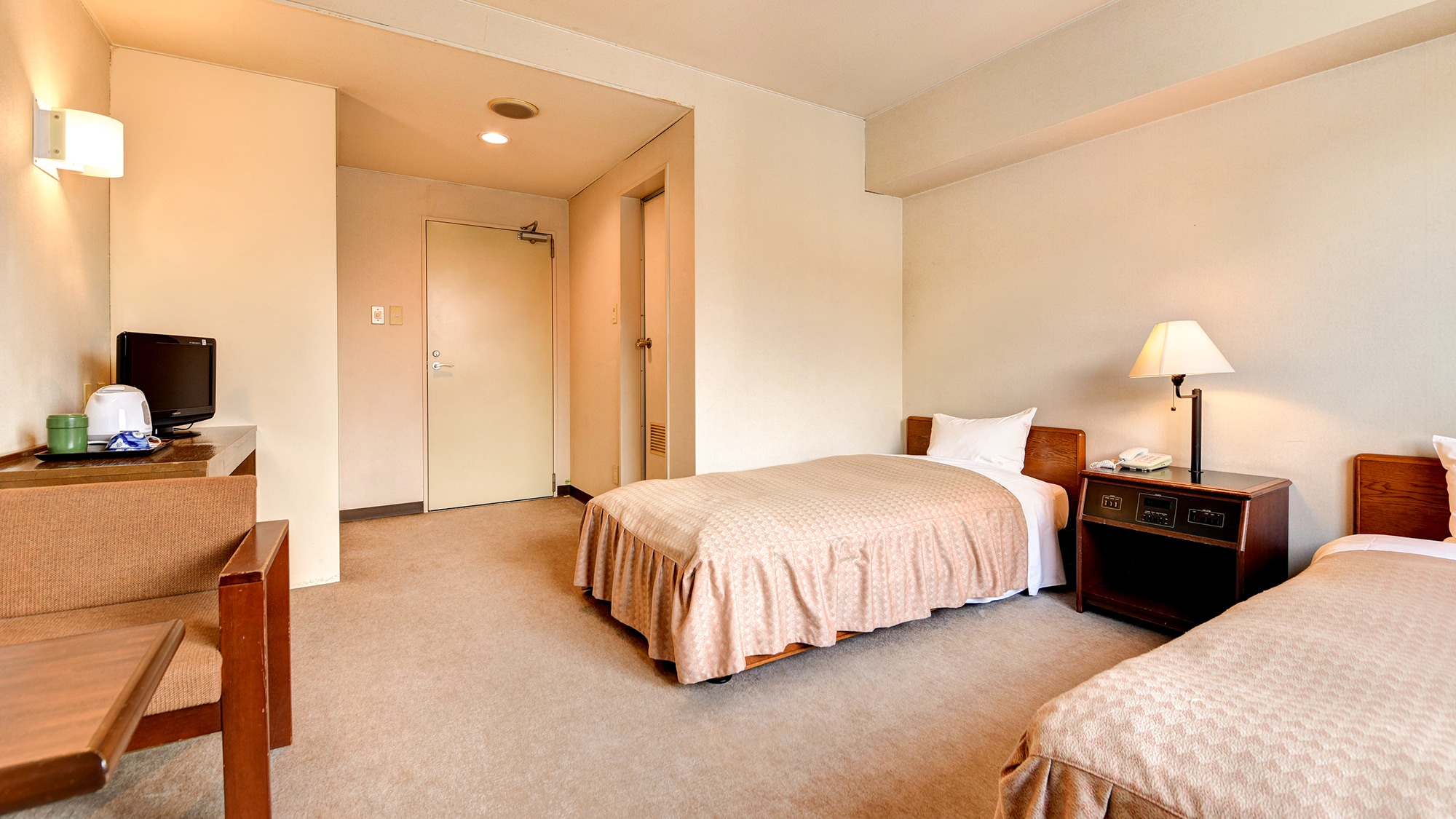 * Western-style room in the main building / Western-style room type that makes it easy to stand and sit ♪ Twin or triple rooms are available.