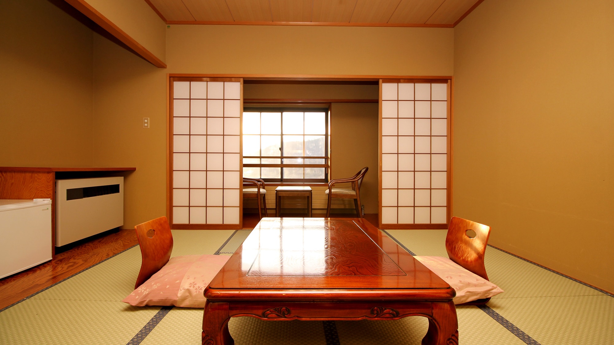 #8 tikar tatami dengan beranda lebar. Anda dapat melihat matahari terbenam yang indah dari jendela.