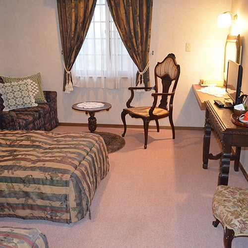 * Classic Twin] Spacious and spacious room with classic furniture made in England