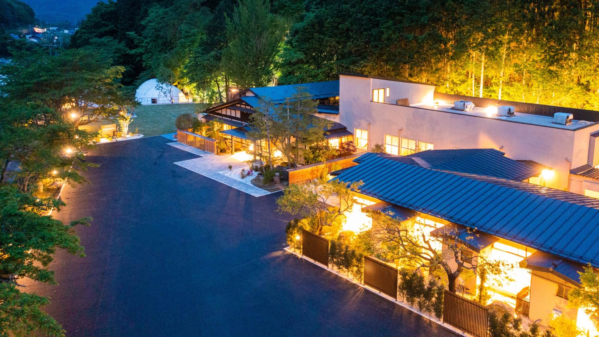 ・[Exterior] When lit up, you will be surrounded by a different atmosphere than during the day.