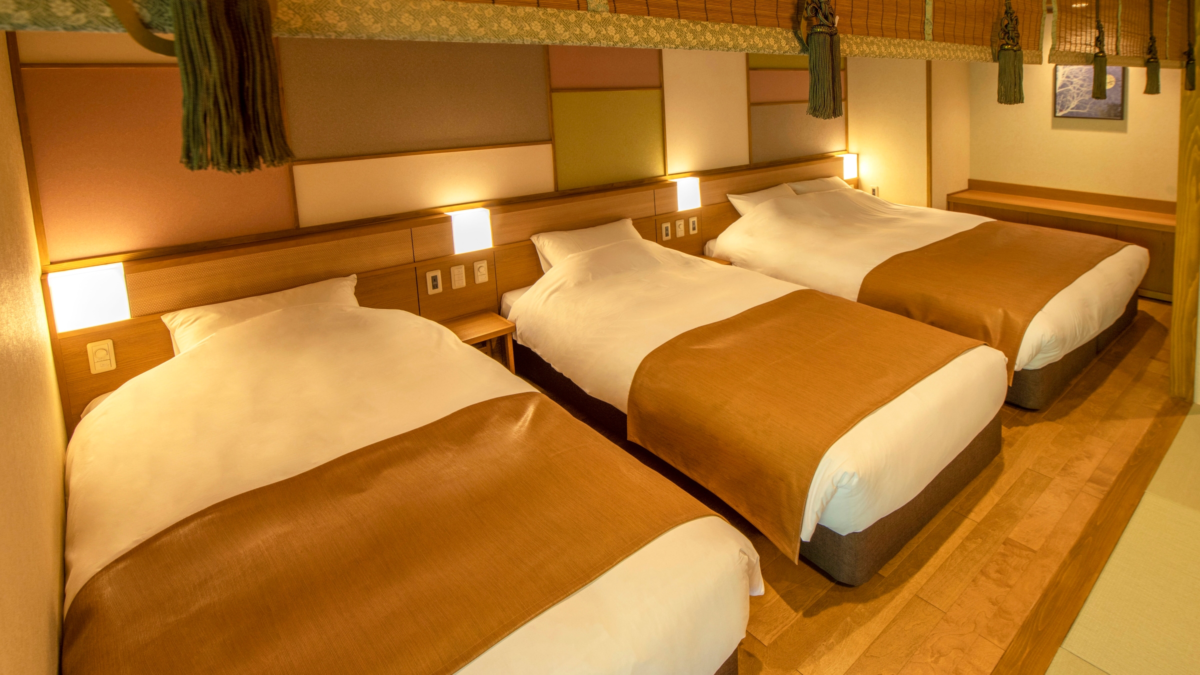 [Universal] 2 single beds + 1 double bed side by side