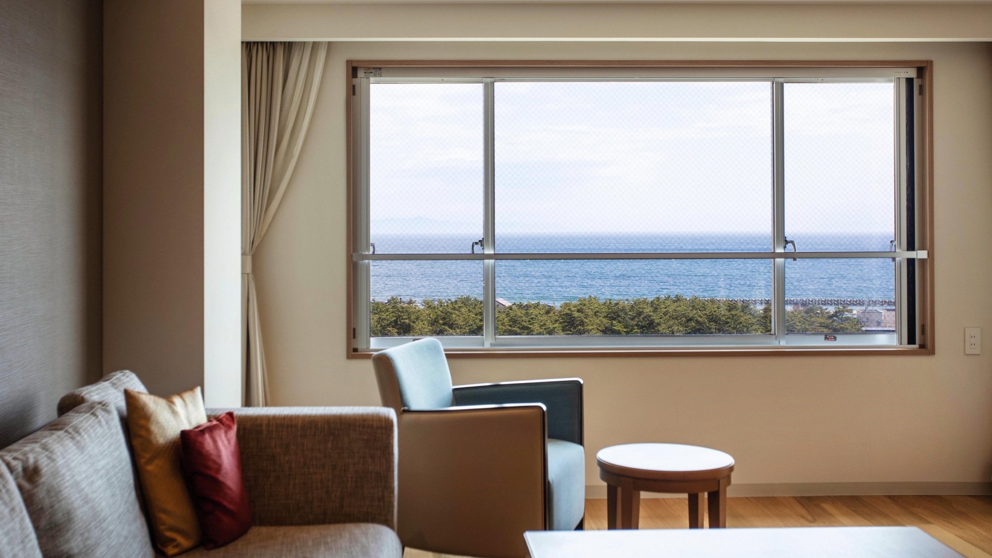 [Example of a top floor suite twin room] <Heisei Modern> You can see the Tsugaru Strait from the top floor.