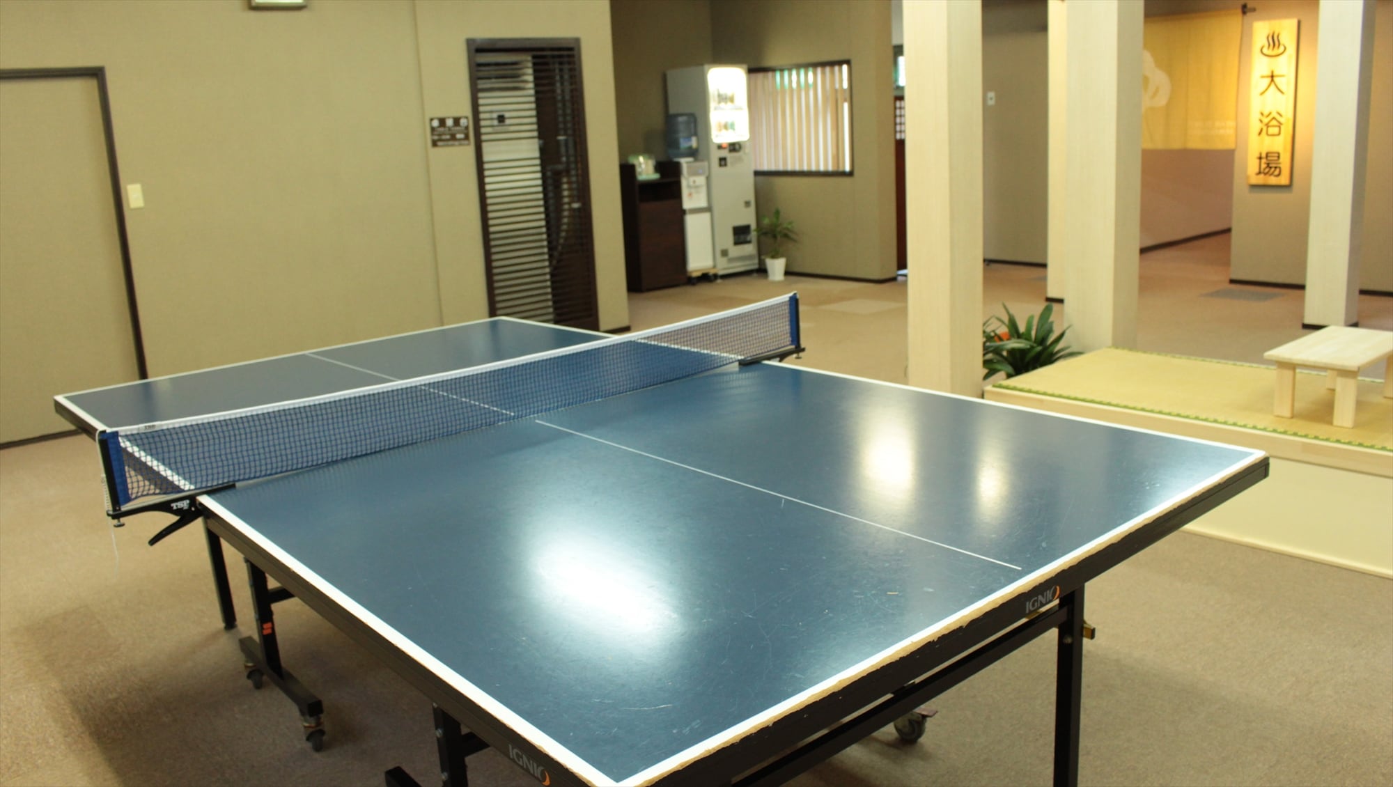 "Ping Pong Table" There is a table tennis table that you can use for free. Exercise before dinner (^^ ;;