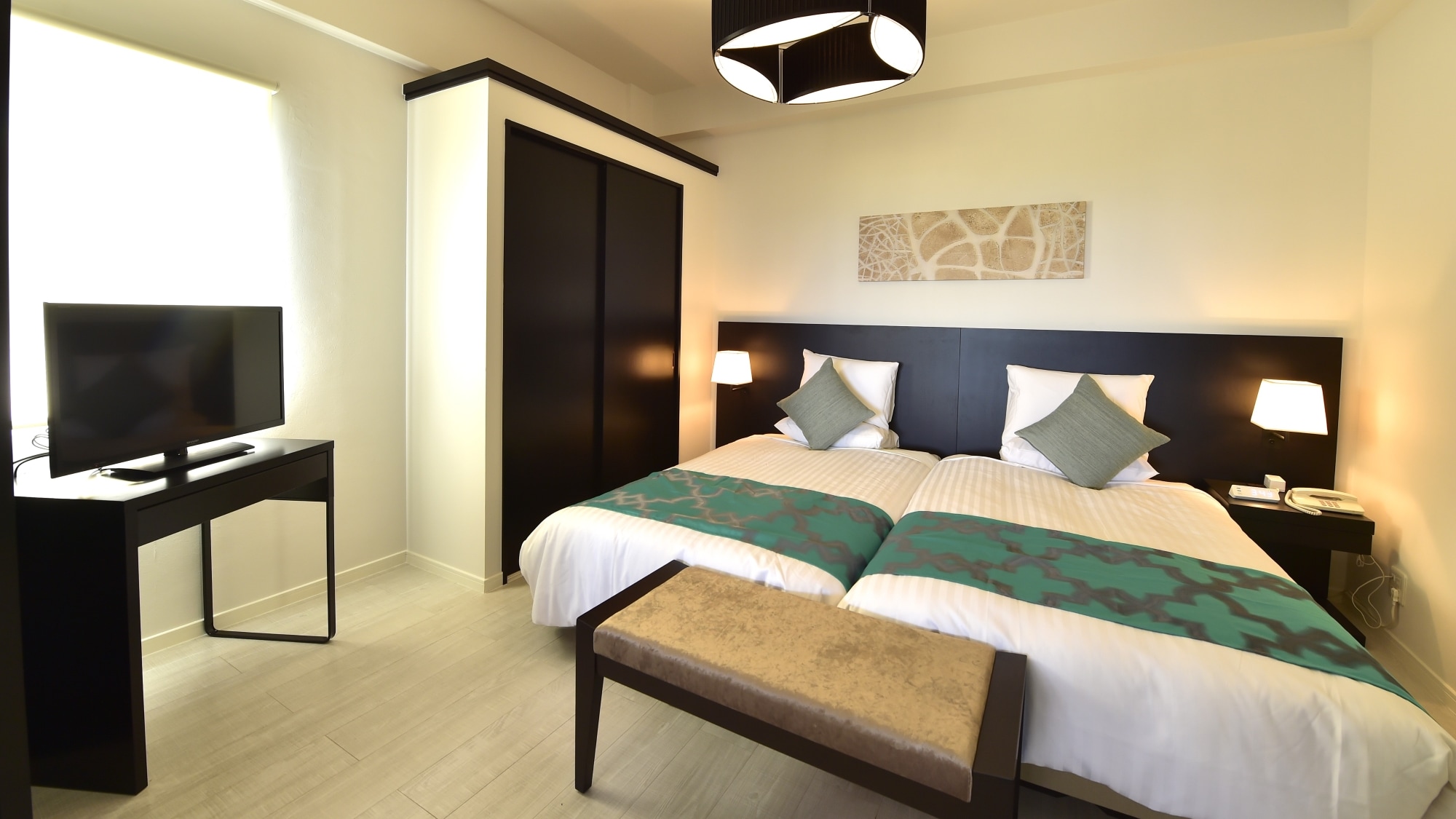 [Jacuzzi Suite] A bedroom with a calm atmosphere.