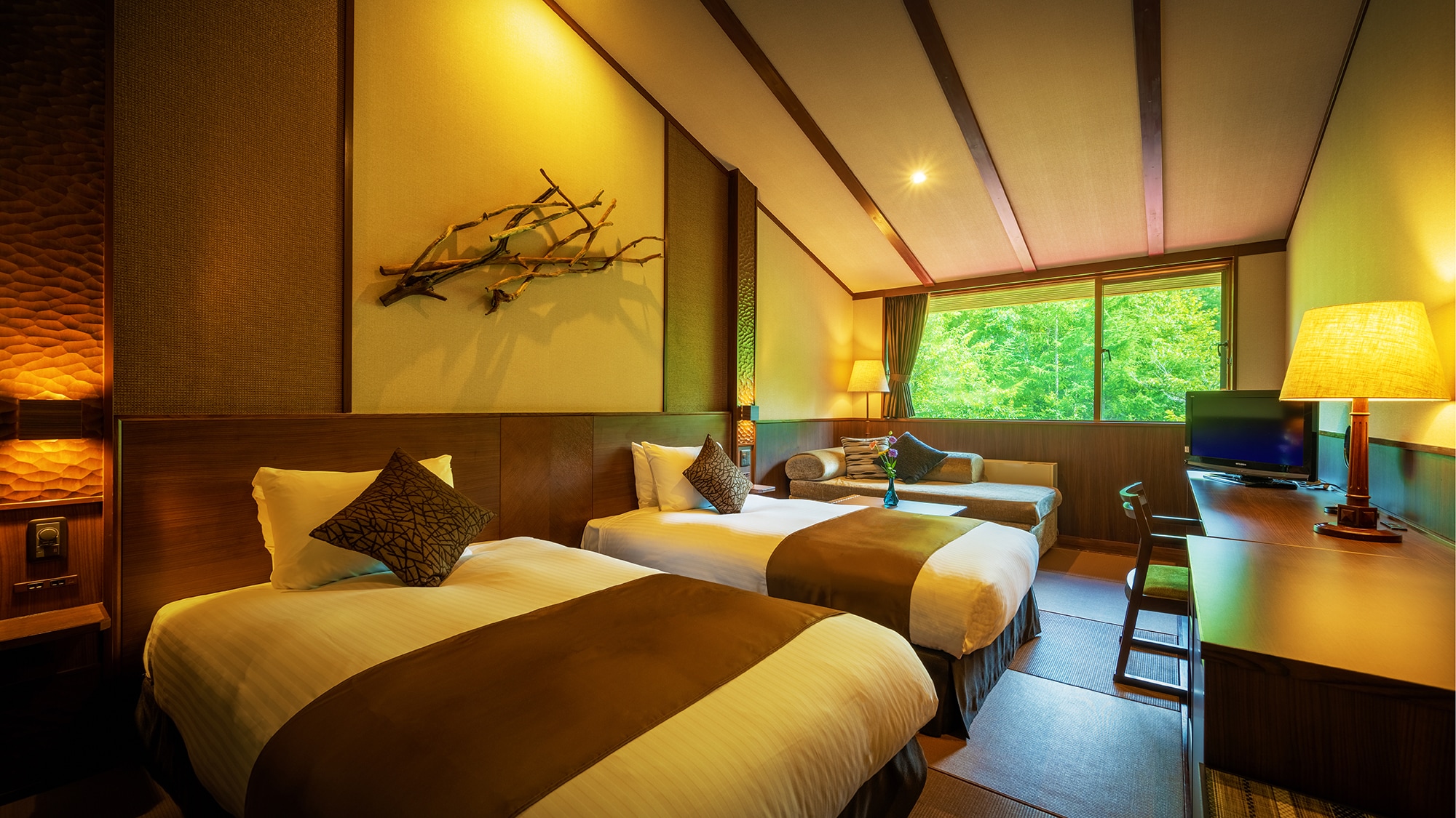 [Mountain Room] All rooms are on the top floor (4th floor): Modern Japanese-Western style room with Simmons beds for a high-quality sleep