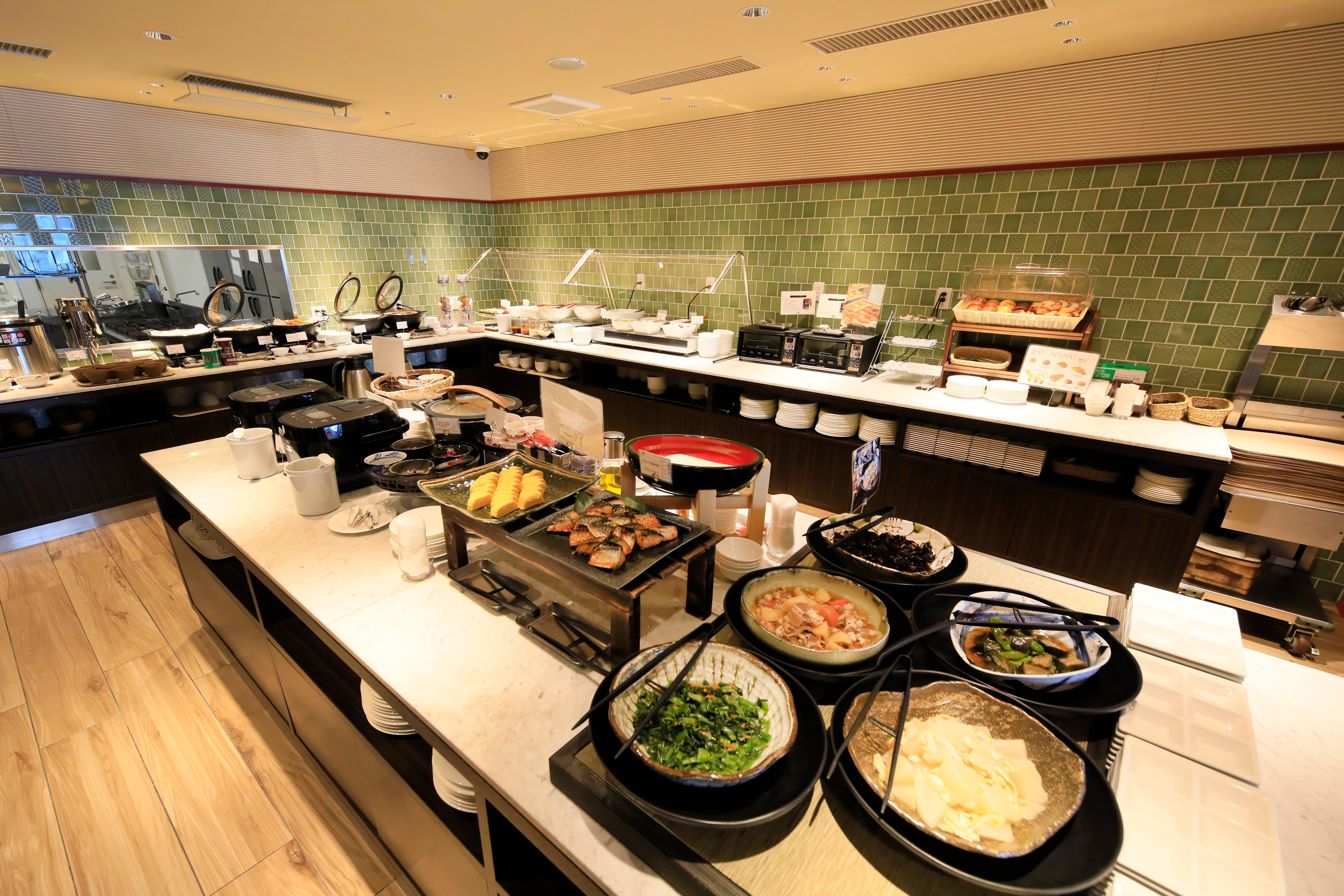 Breakfast 6:30-10:00 (L/O 9:30)