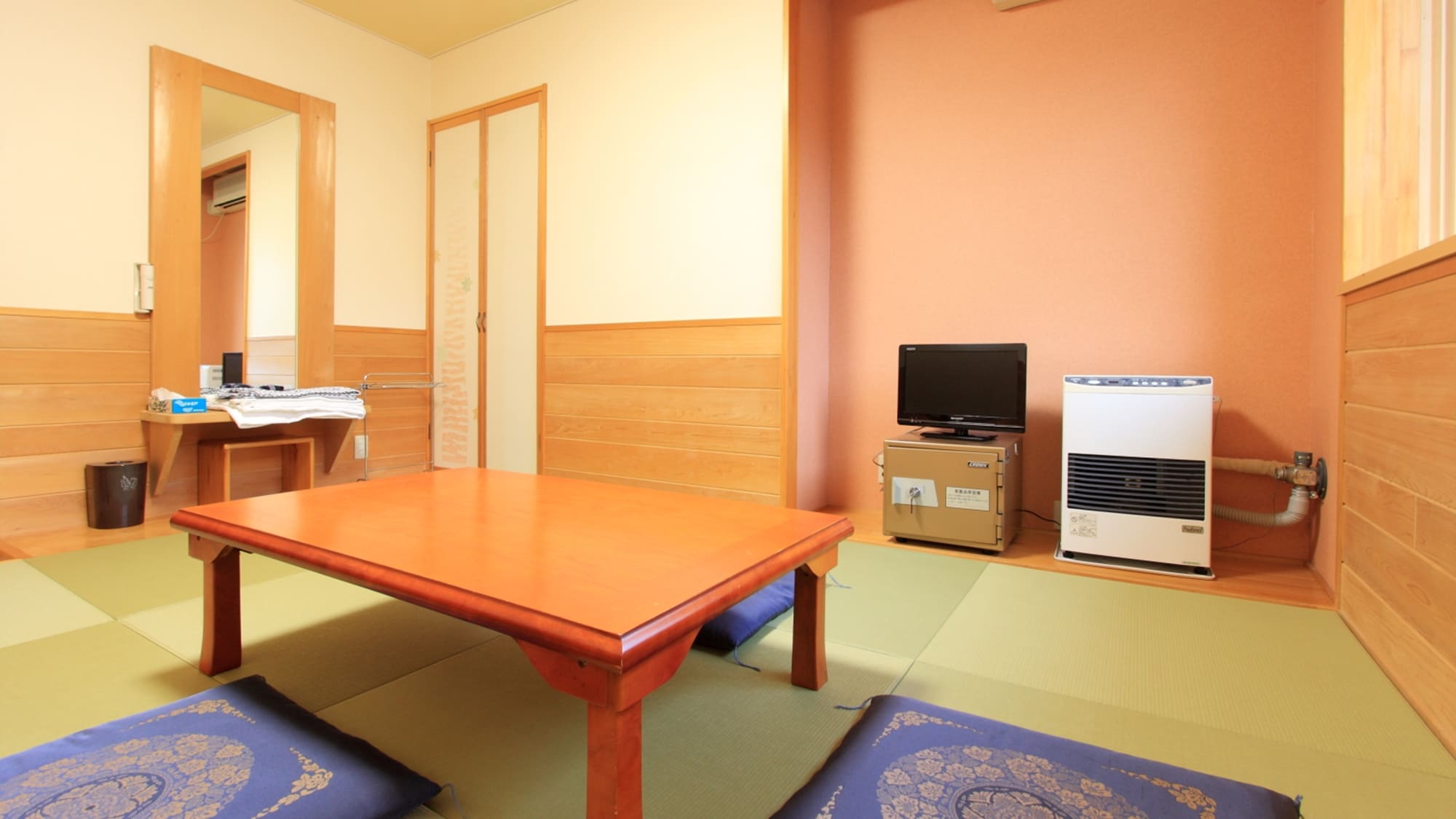 *[Guest room example] A tatami room where you can stretch out and relax.