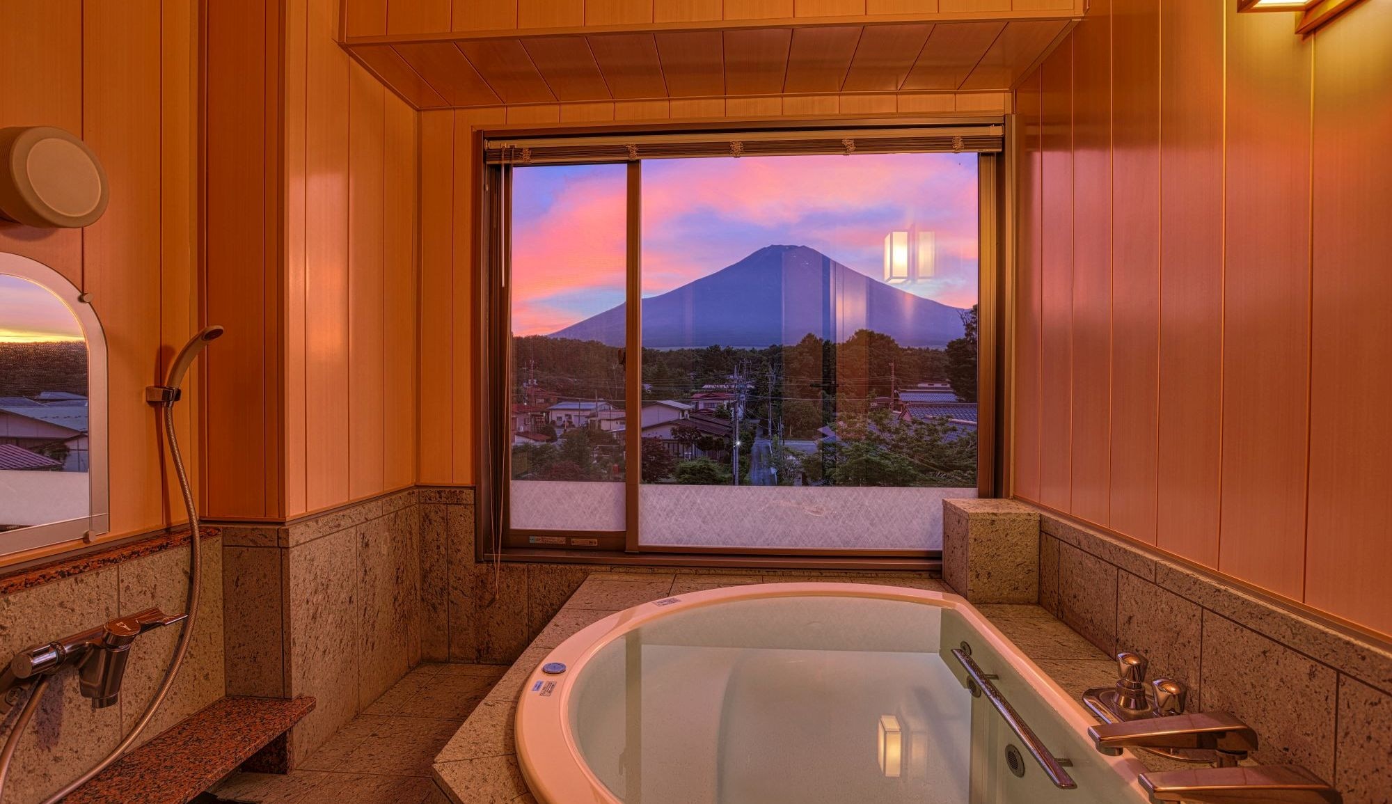 [Suite room with Mt. Fuji view hot spring bath] Japanese cypress hot spring bath with a view of Mt. Fuji