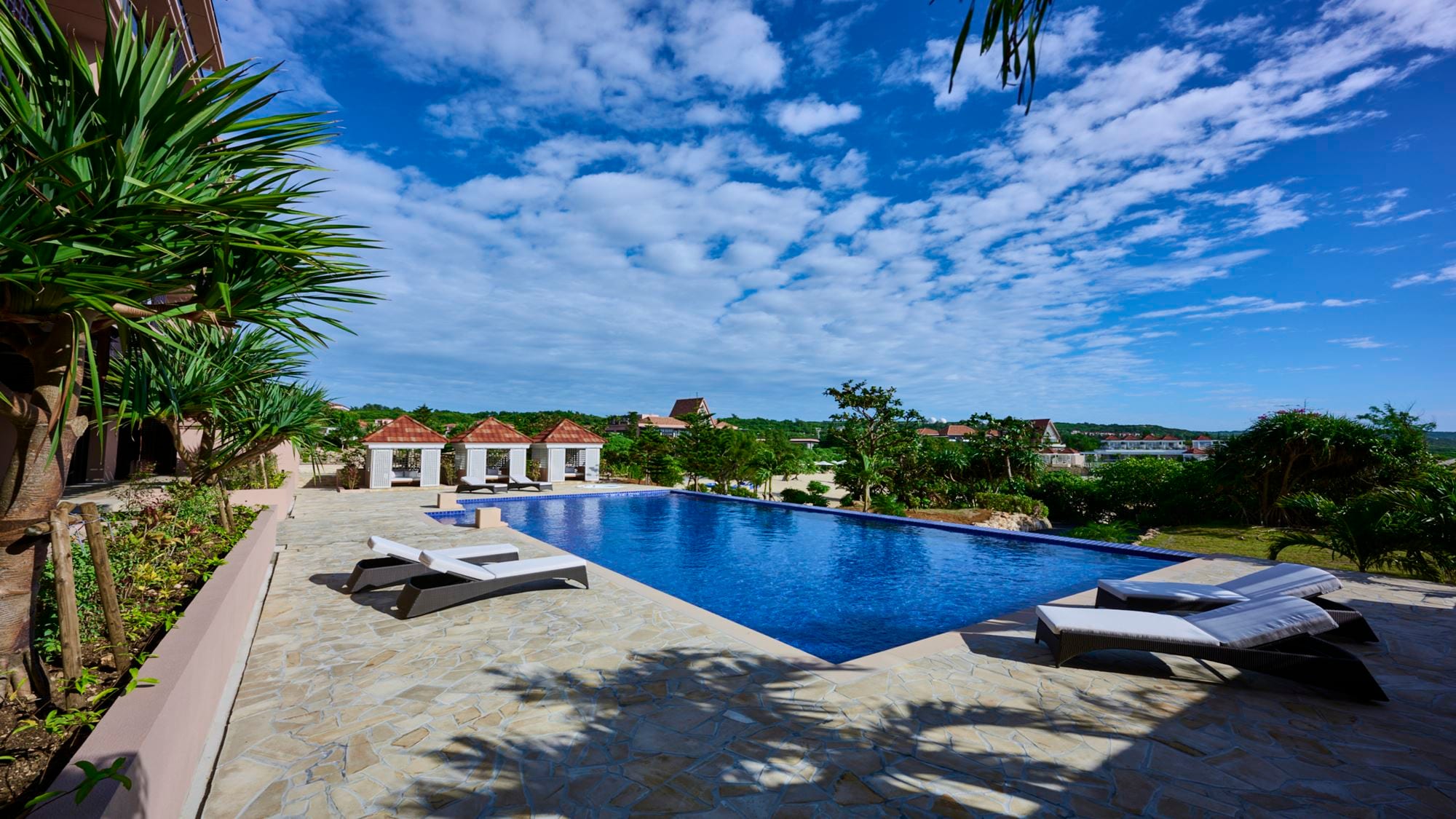 [Beachfront Pool] A heated private pool overlooking Shigira Beach is available all year round.