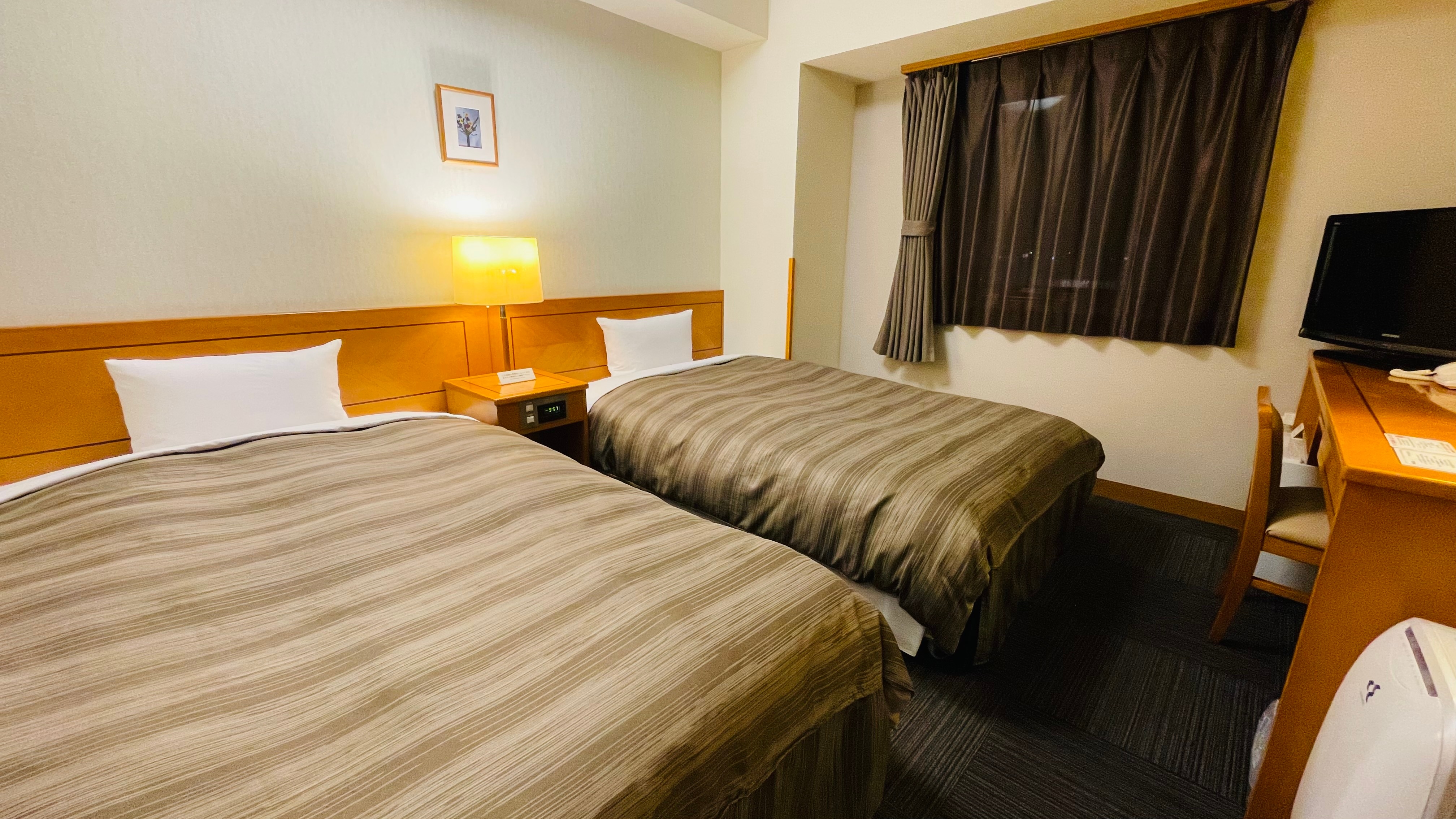 [Twin type] 16 m2 in size, 120 cm in bed width. This room has two single beds.