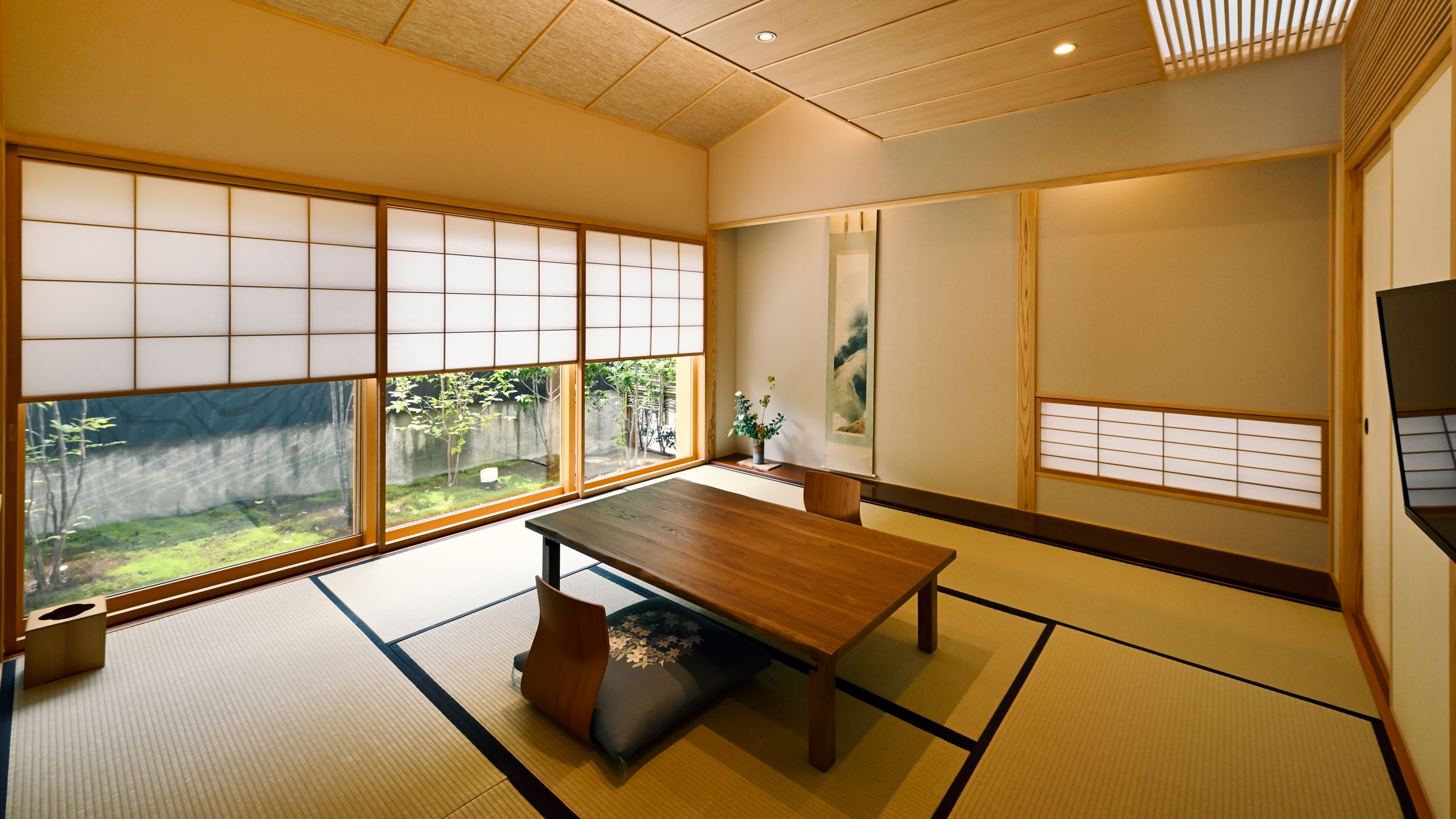 [Guest room with next room (bed)] Main room 8 tatami mats + 6 tatami mats with half open-air bath from hot spring source