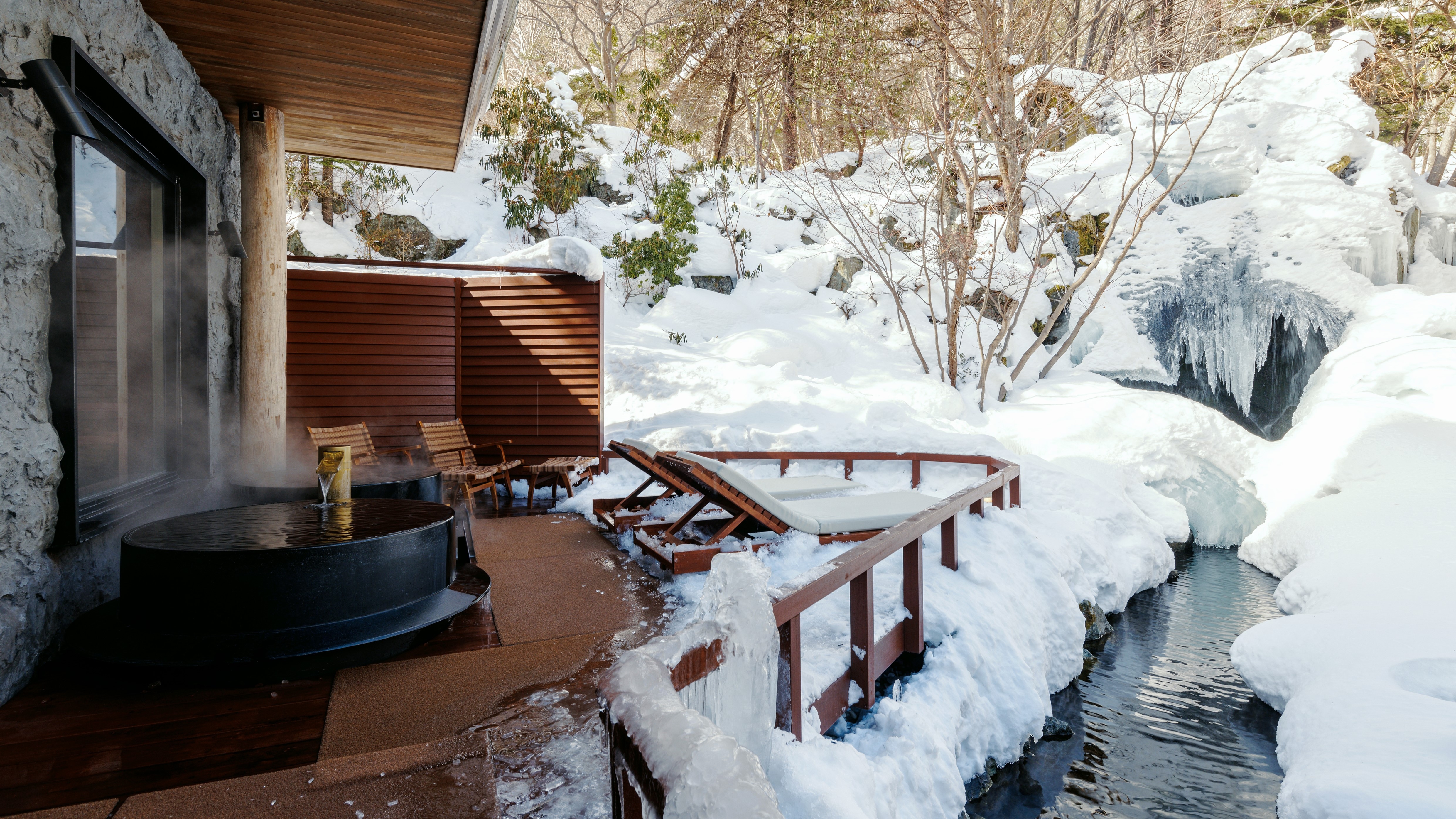 ◆鬼桑拿（冬季）／可以在露天浴池一邊眺望雪景和瀑布的自然風光，一邊小憩。 （一例）