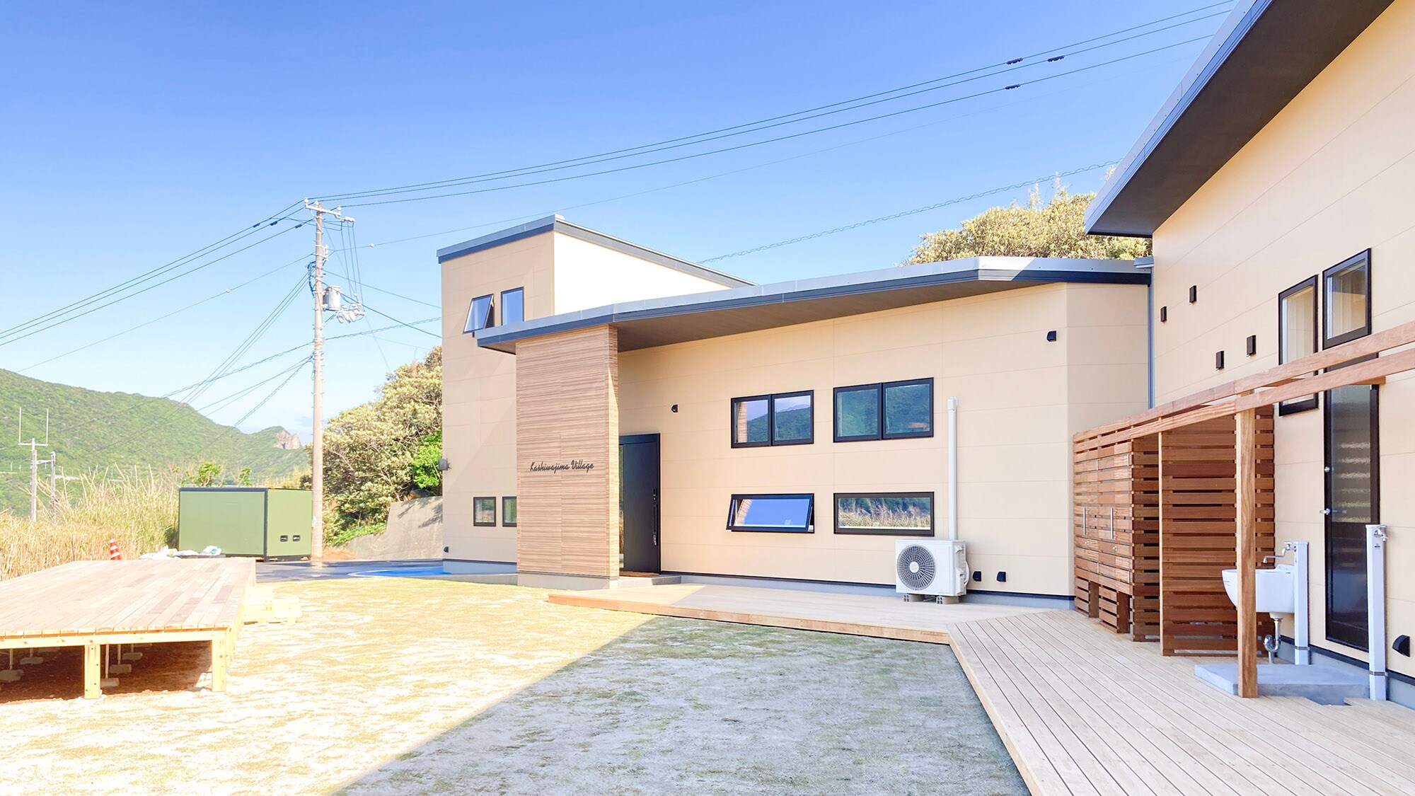 ・[ลานภายใน] สูดหายใจเข้าลึกๆ และผ่อนคลายร่างกายไปพร้อมกับดื่มด่ำกับแสงแดดท่ามกลางธรรมชาติ