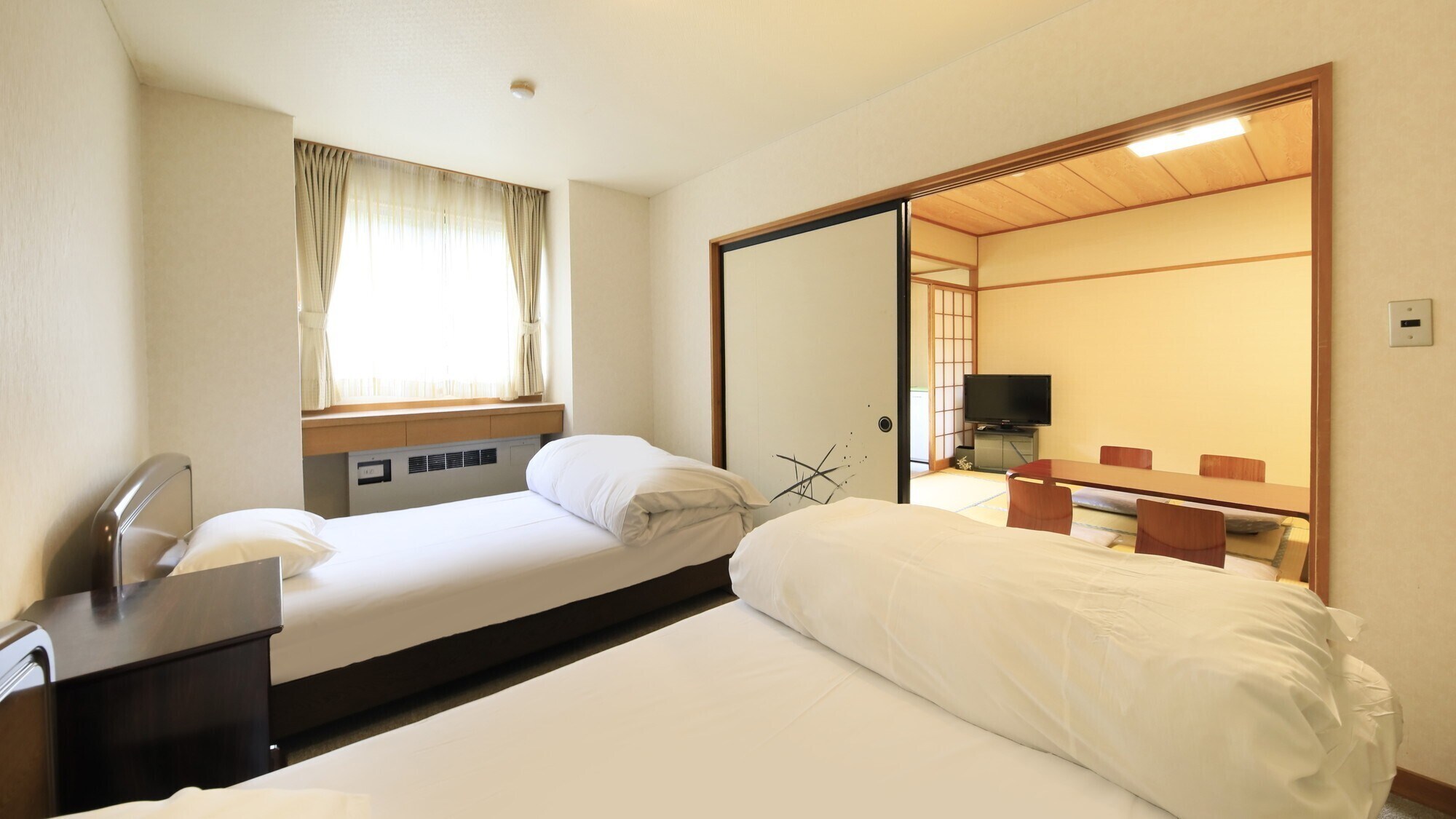 [Phòng theo phong cách Nhật - Tây] Phòng theo phong cách Nhật Bản với 10 chiếu tatami + phòng đôi + hiên rộng rãi (không hút thuốc, có vòi sen)