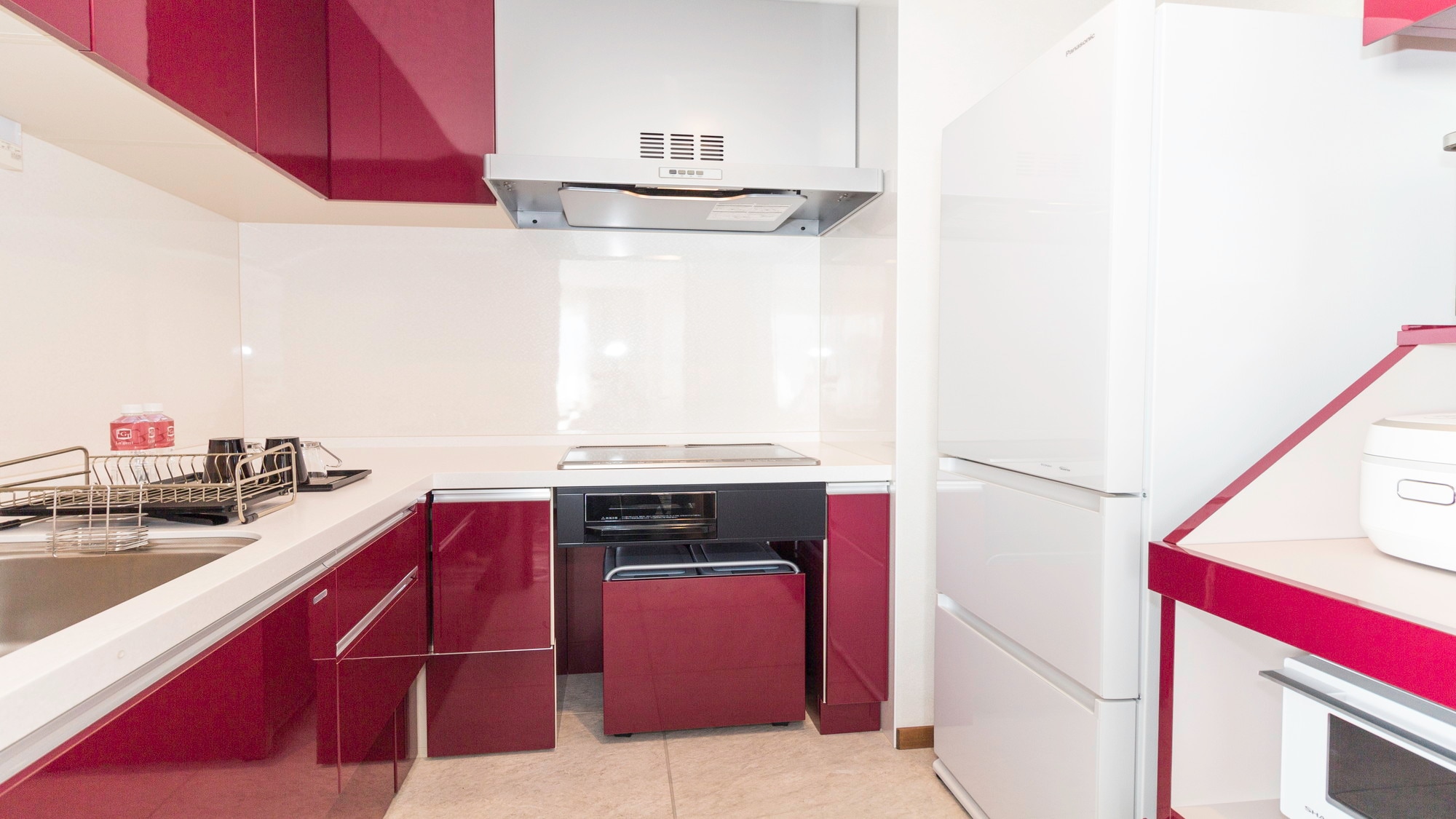 Royal Suite dilengkapi dengan kulkas dan rice cooker yang ukurannya sama dengan rumah Anda.