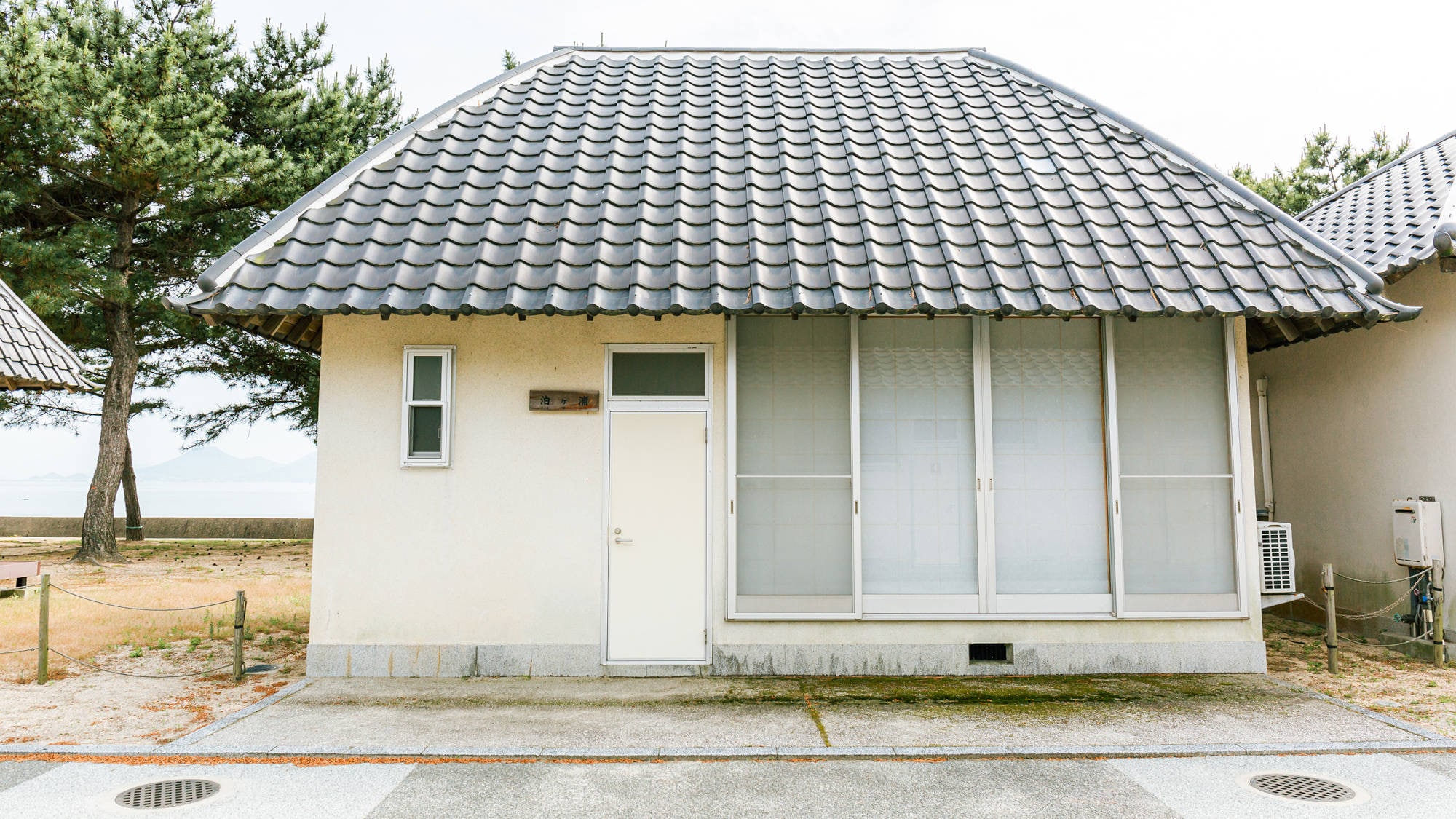 ・ [Japanese-style cottage] A small house with 8 tatami mats and 1 Japanese-style room