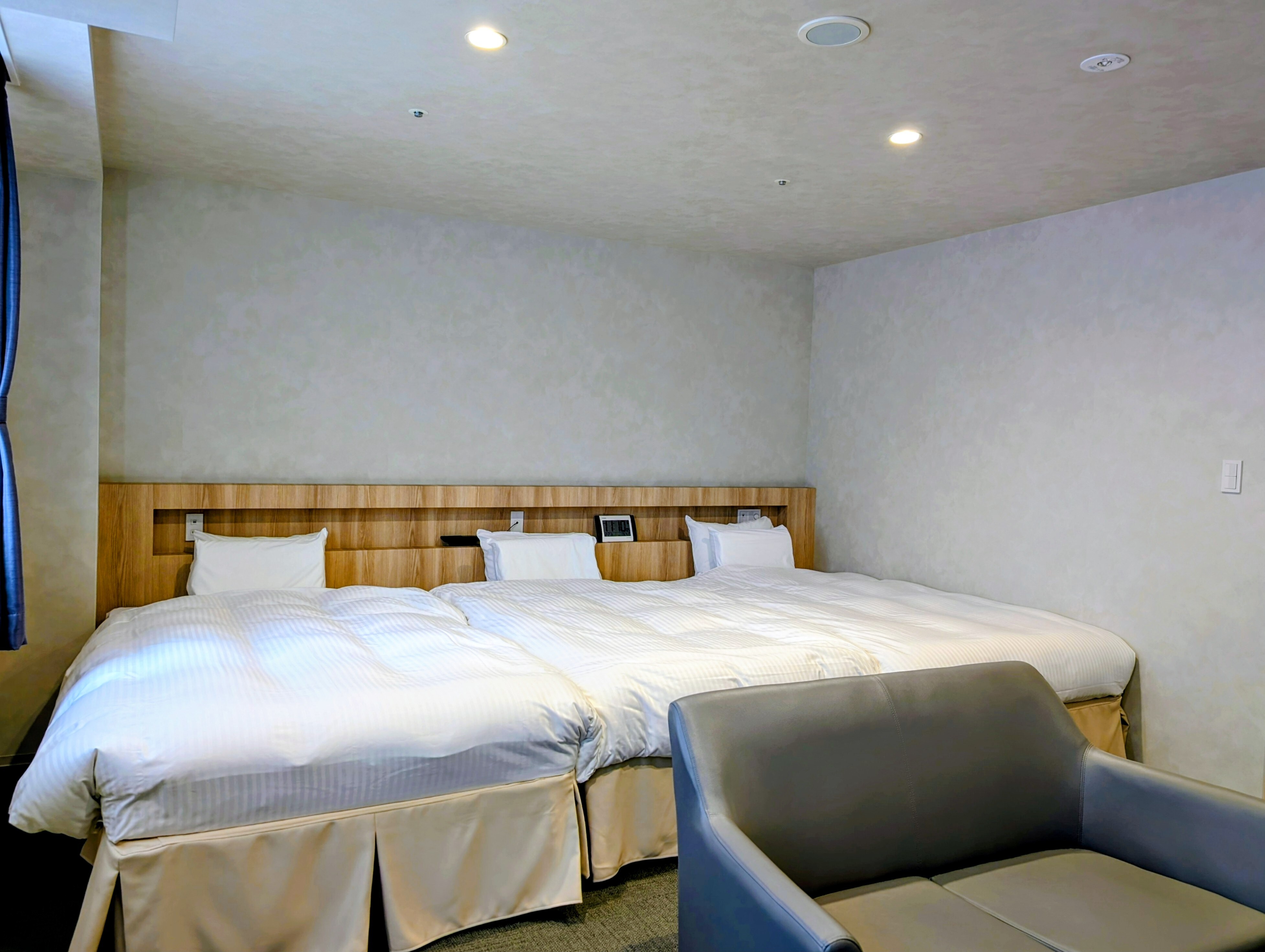 Large twin room 34 square meters for 3 people