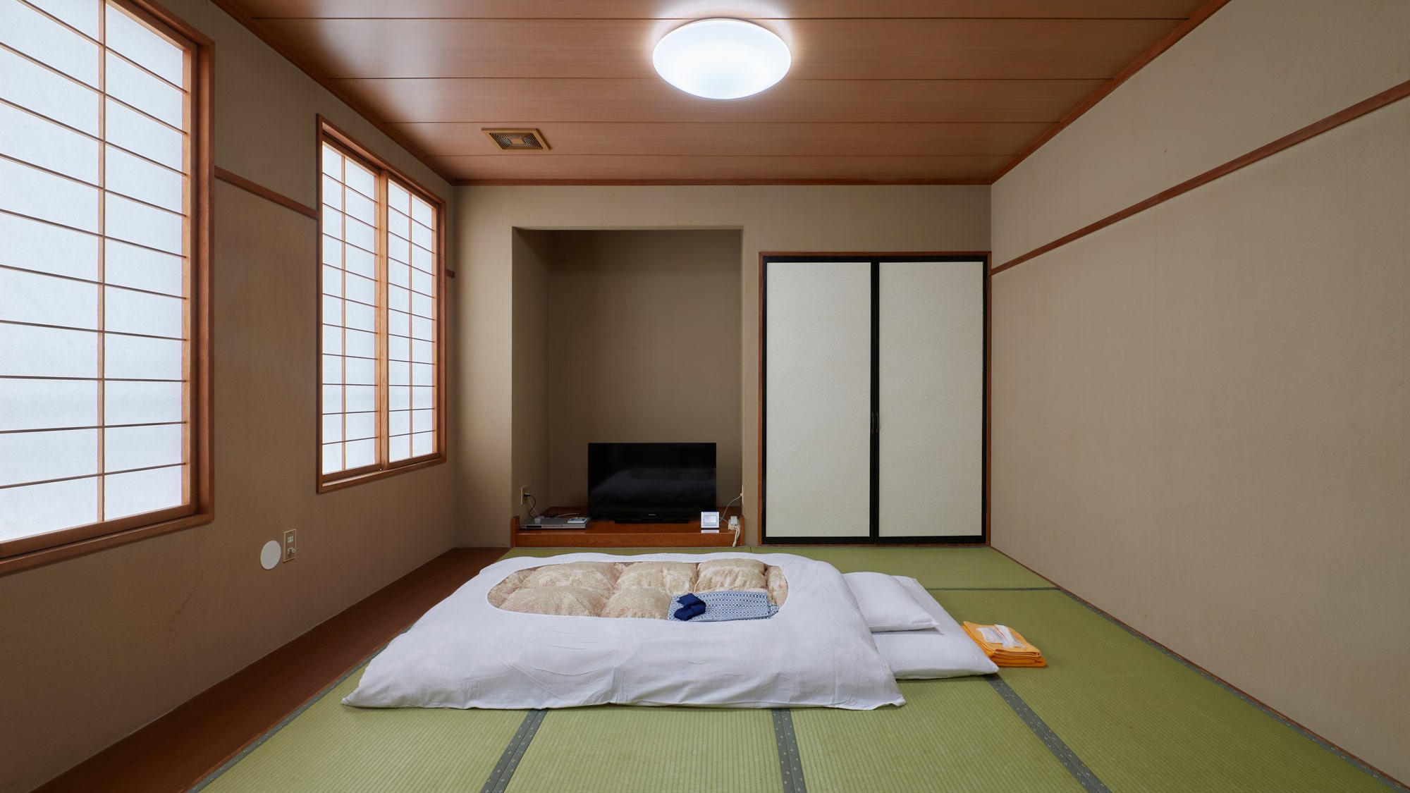 [Smoking] Japanese-style room for 1 to 6 people