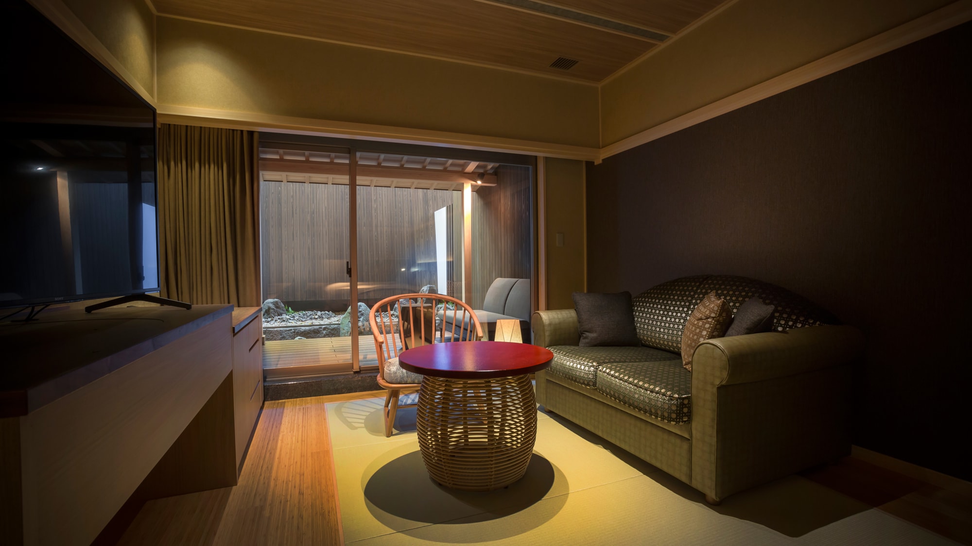Japanese-style twin B with open-air bath terrace and inner garden