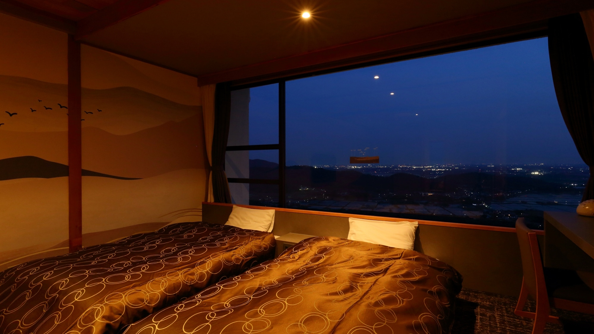 [Japanese-style room with 10 tatami mats] Room with a view of the natural nightscape